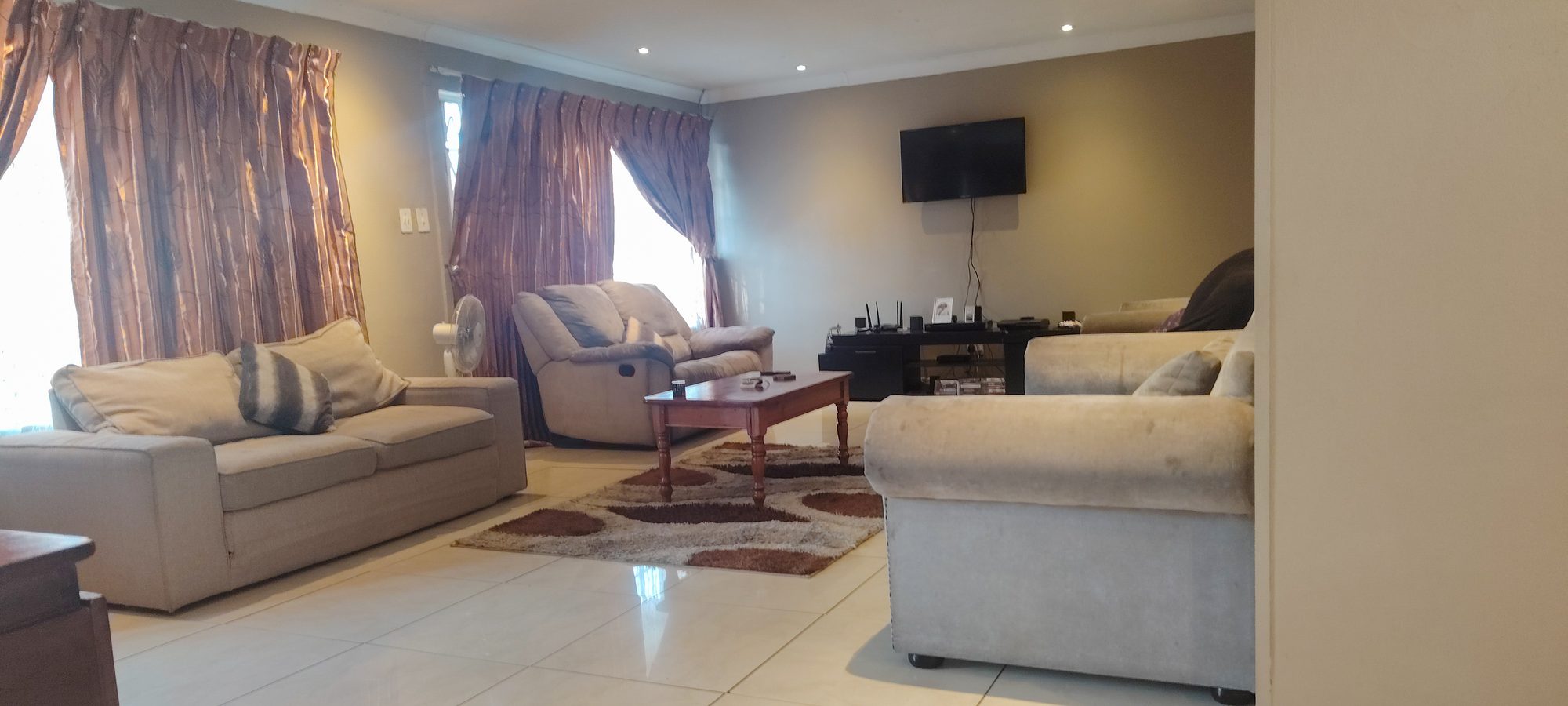Spacious 4-Bedroom Family Home with Pool, Built-in Braai & Ample Parking — image 5