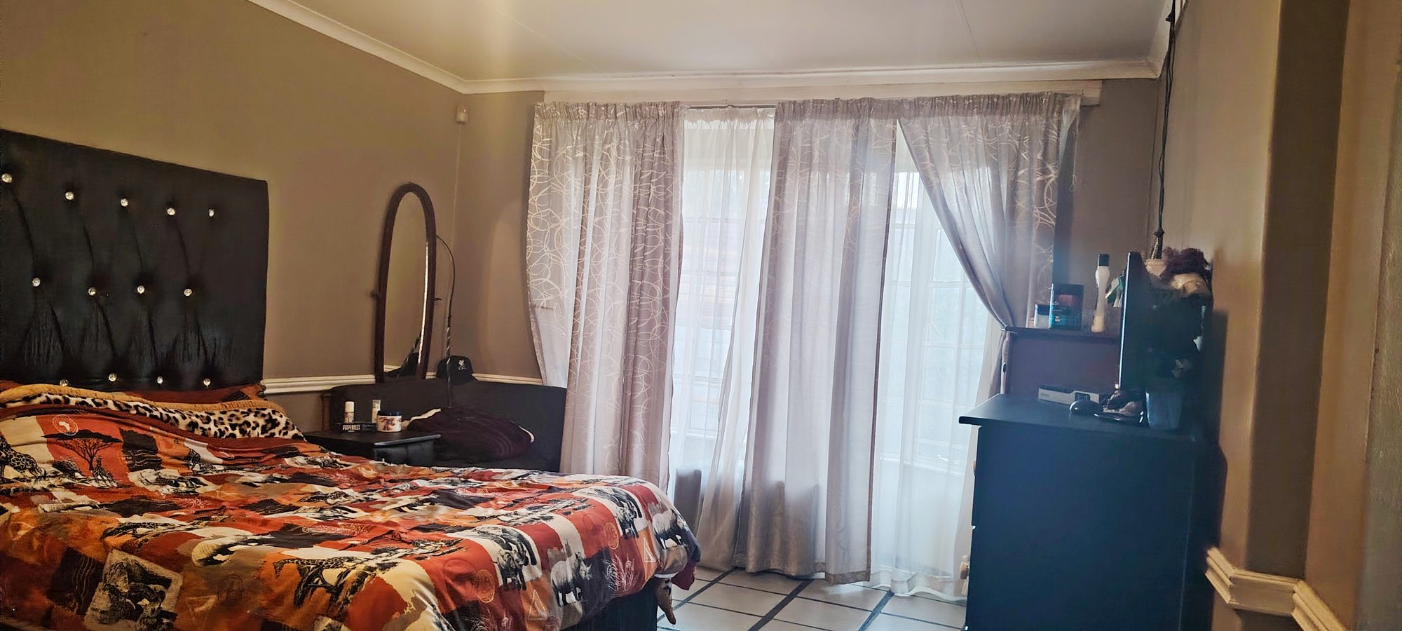 Spacious 4-Bedroom Family Home with Pool, Built-in Braai & Ample Parking — image 28