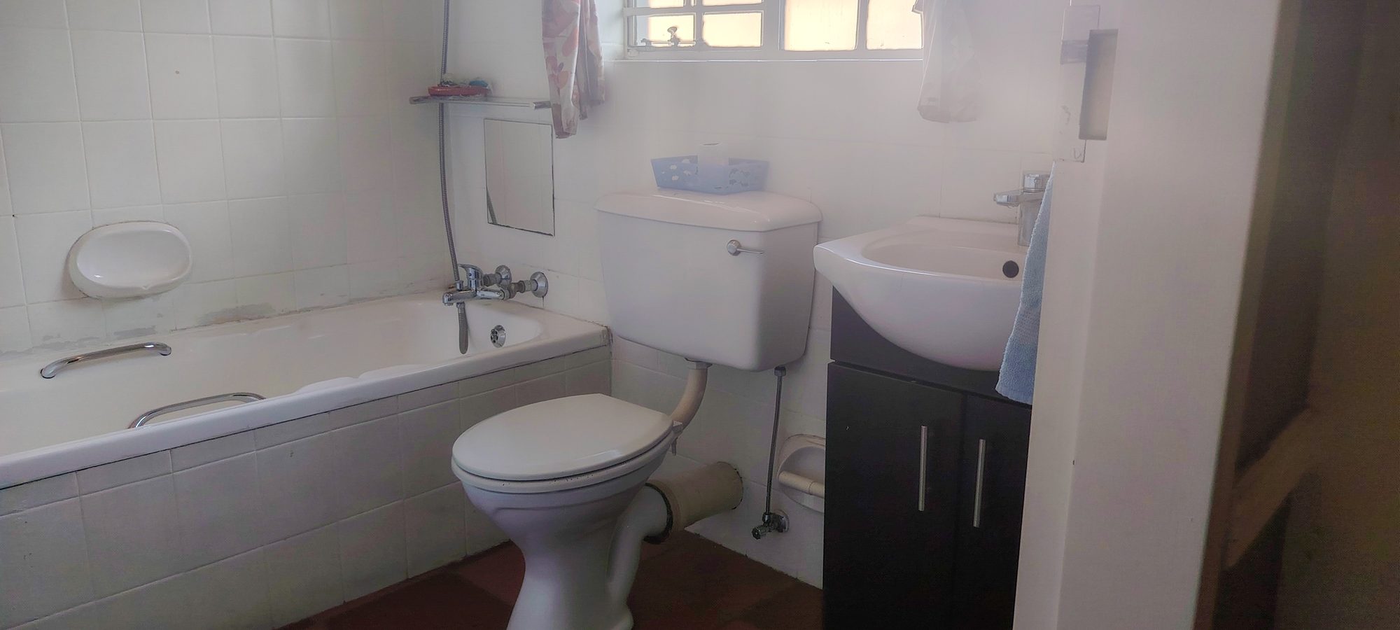 Spacious 4-Bedroom Family Home with Pool, Built-in Braai & Ample Parking — image 32