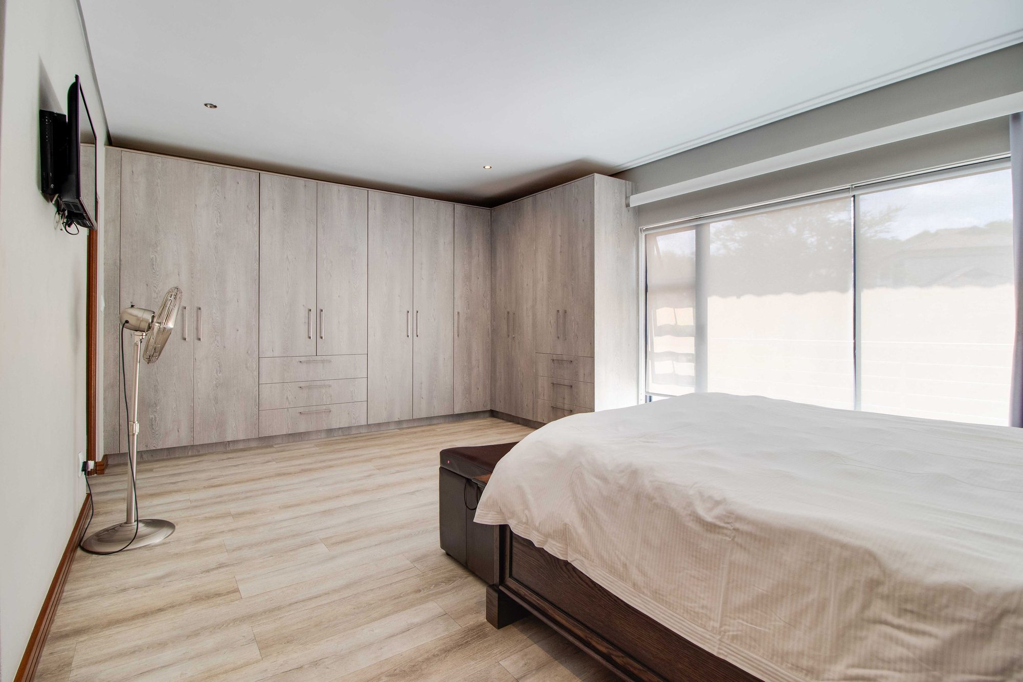 Elegant 3-Bedroom Family Home with Pool in Villa Conesa Estate, Homes Haven — image 23