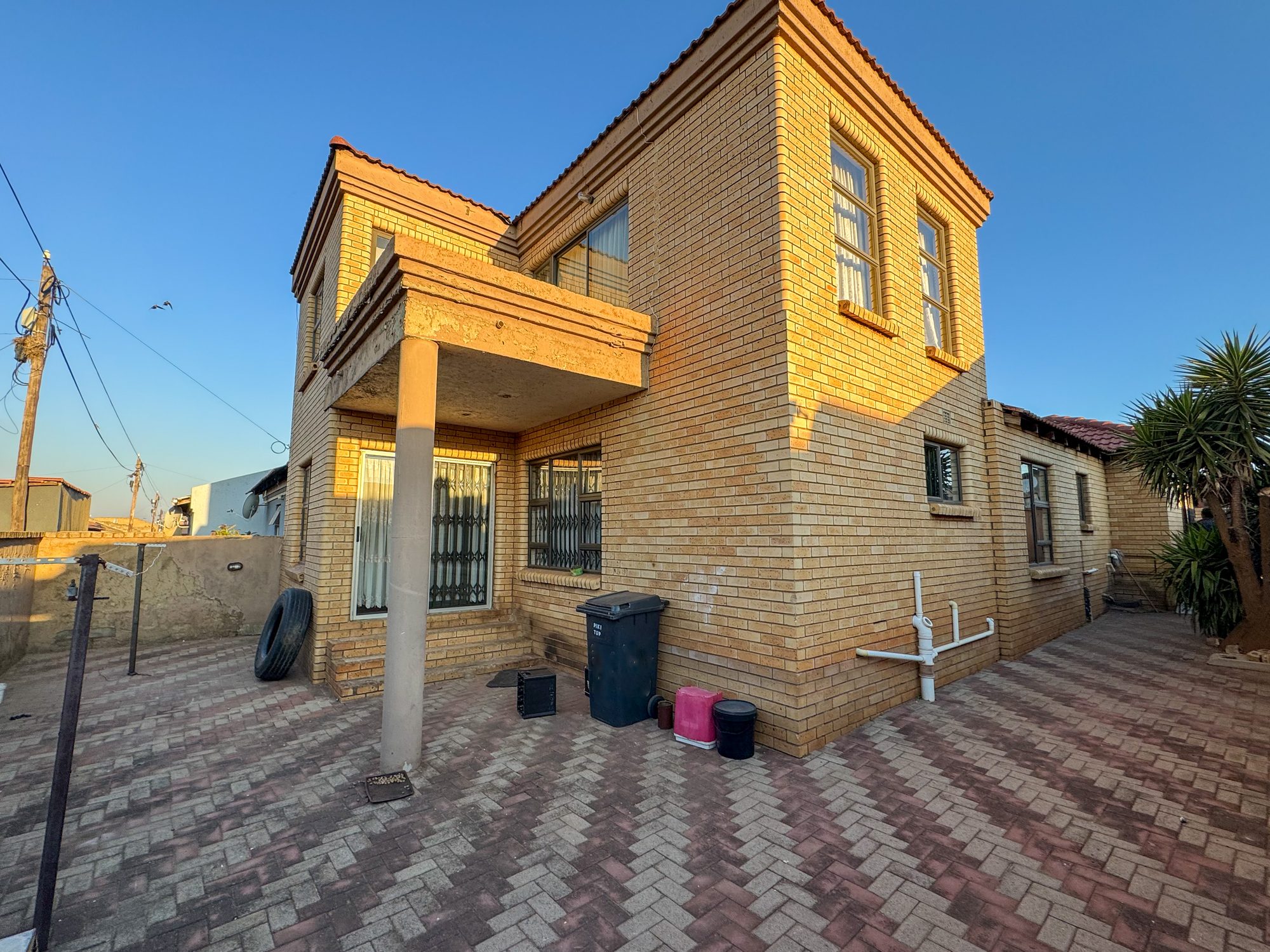 Spacious 4-Bedroom Family Home with Balconies, Study & Double Garage in Protea Glen Ext 11 — image 2
