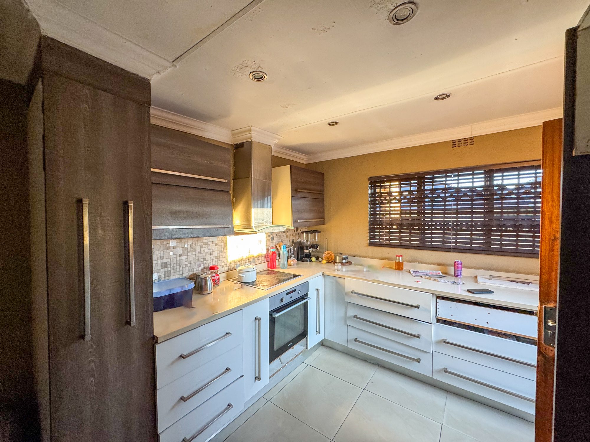 Spacious 4-Bedroom Family Home with Balconies, Study & Double Garage in Protea Glen Ext 11 — image 3