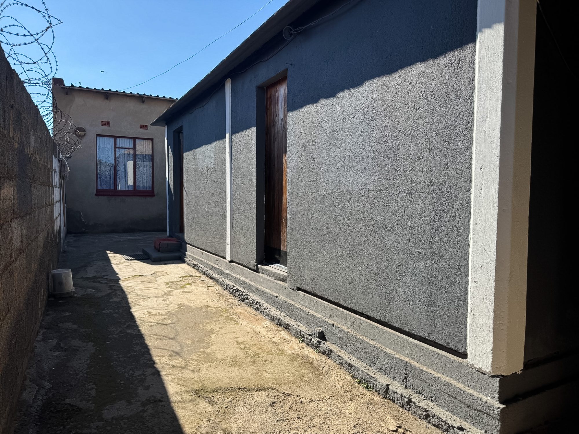 Investment Opportunity with 3 Outside Rooms for Sale in Jabavu (White City), Soweto — image 2