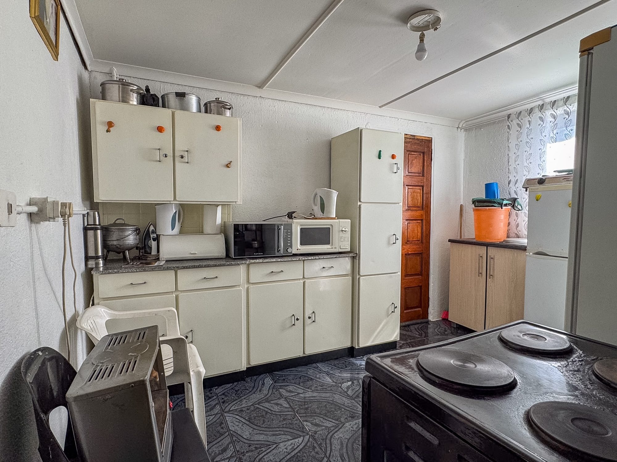 Investment Opportunity with 3 Outside Rooms for Sale in Jabavu (White City), Soweto — image 3