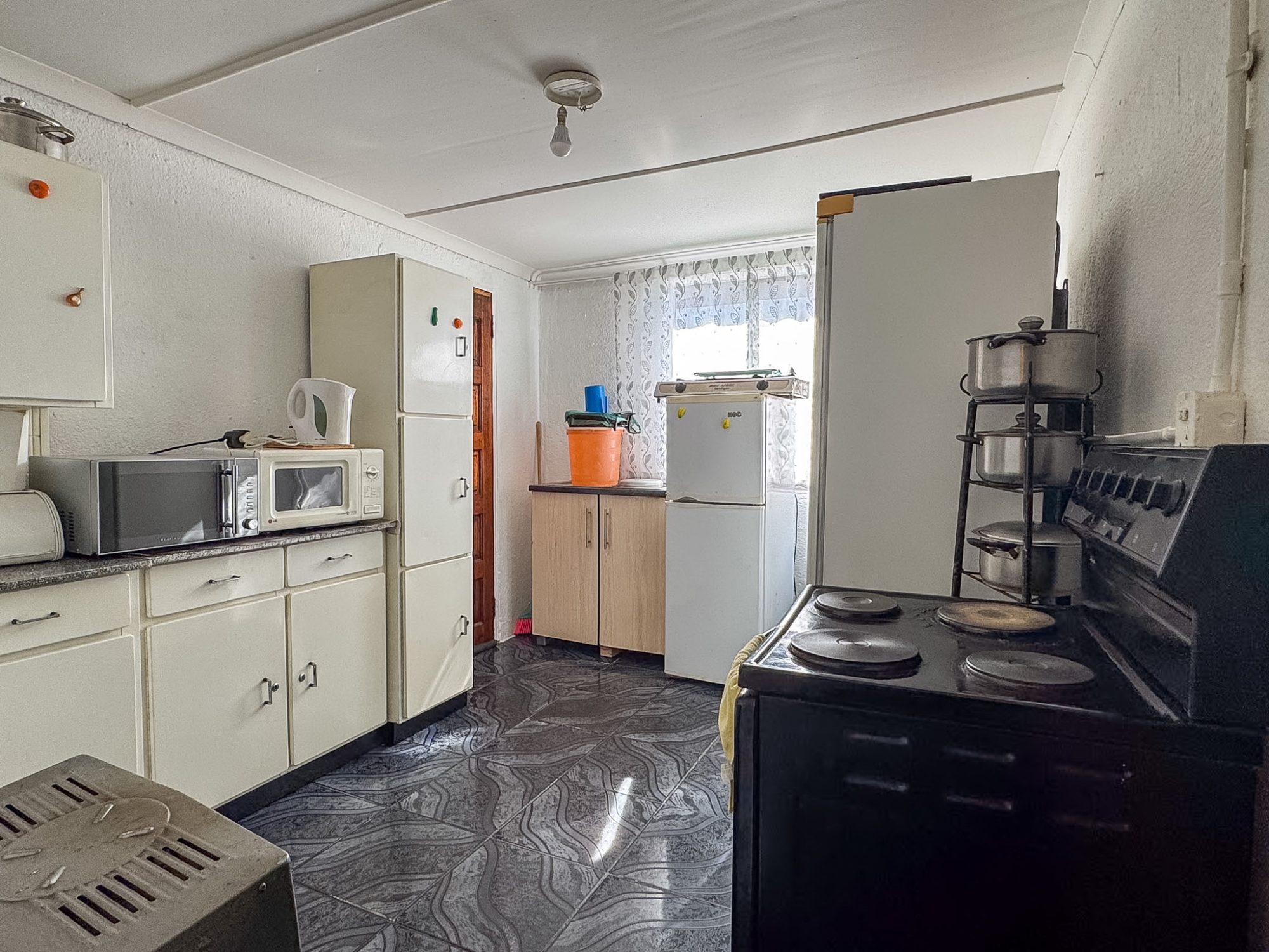 Investment Opportunity with 3 Outside Rooms for Sale in Jabavu (White City), Soweto — image 4