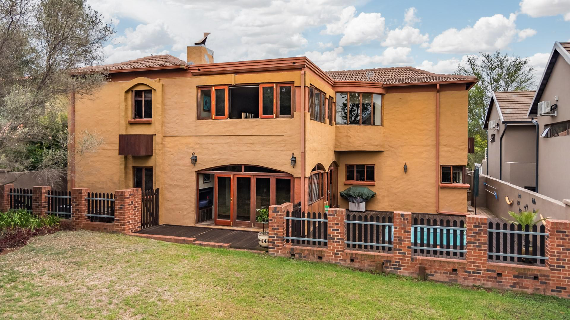 5 Bedroom House For Sale in Featherbrooke Estate, Krugersdorp — image 2
