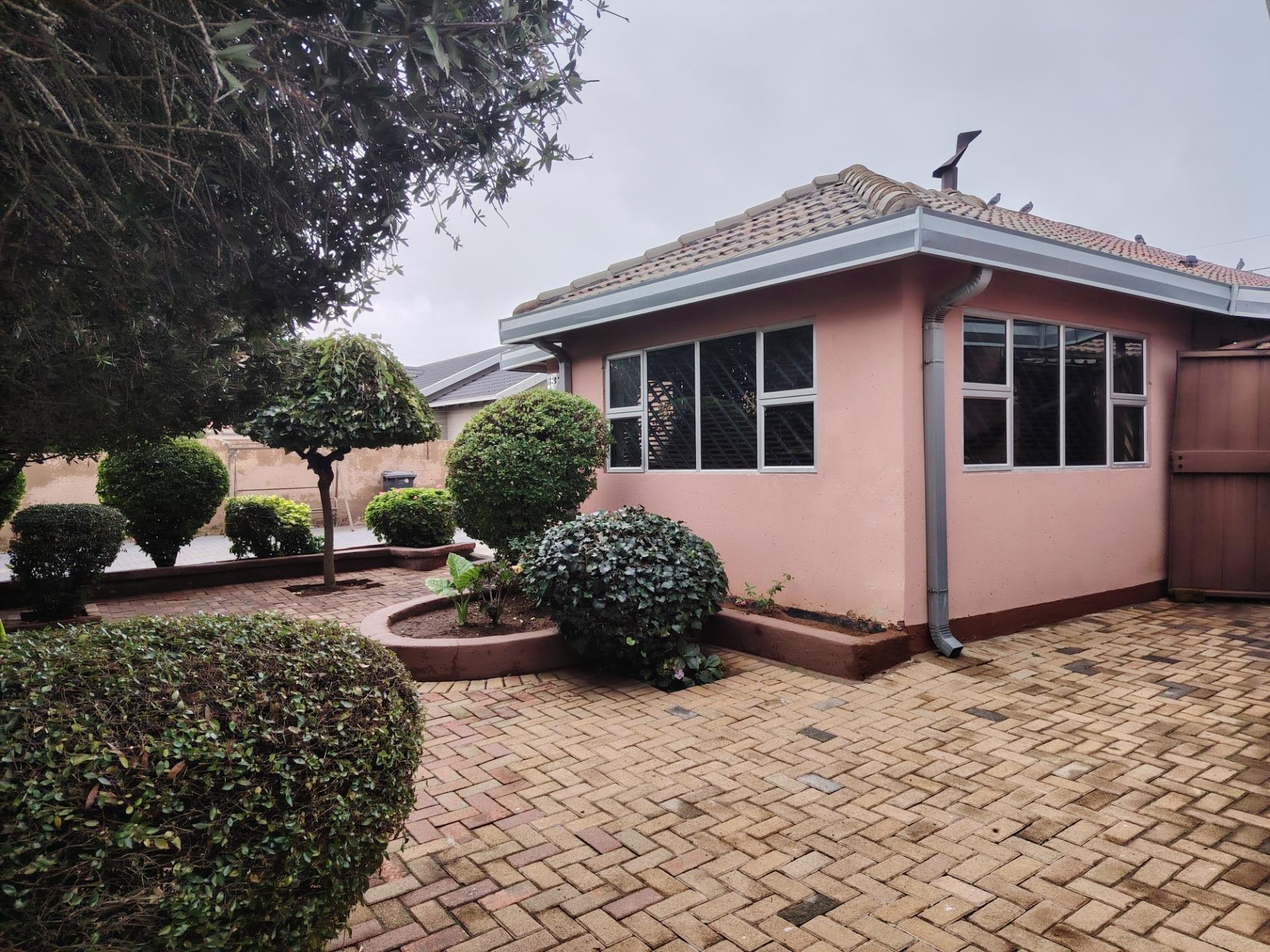 3 Bedroom House To Let in Kagiso, Kagiso — image 2