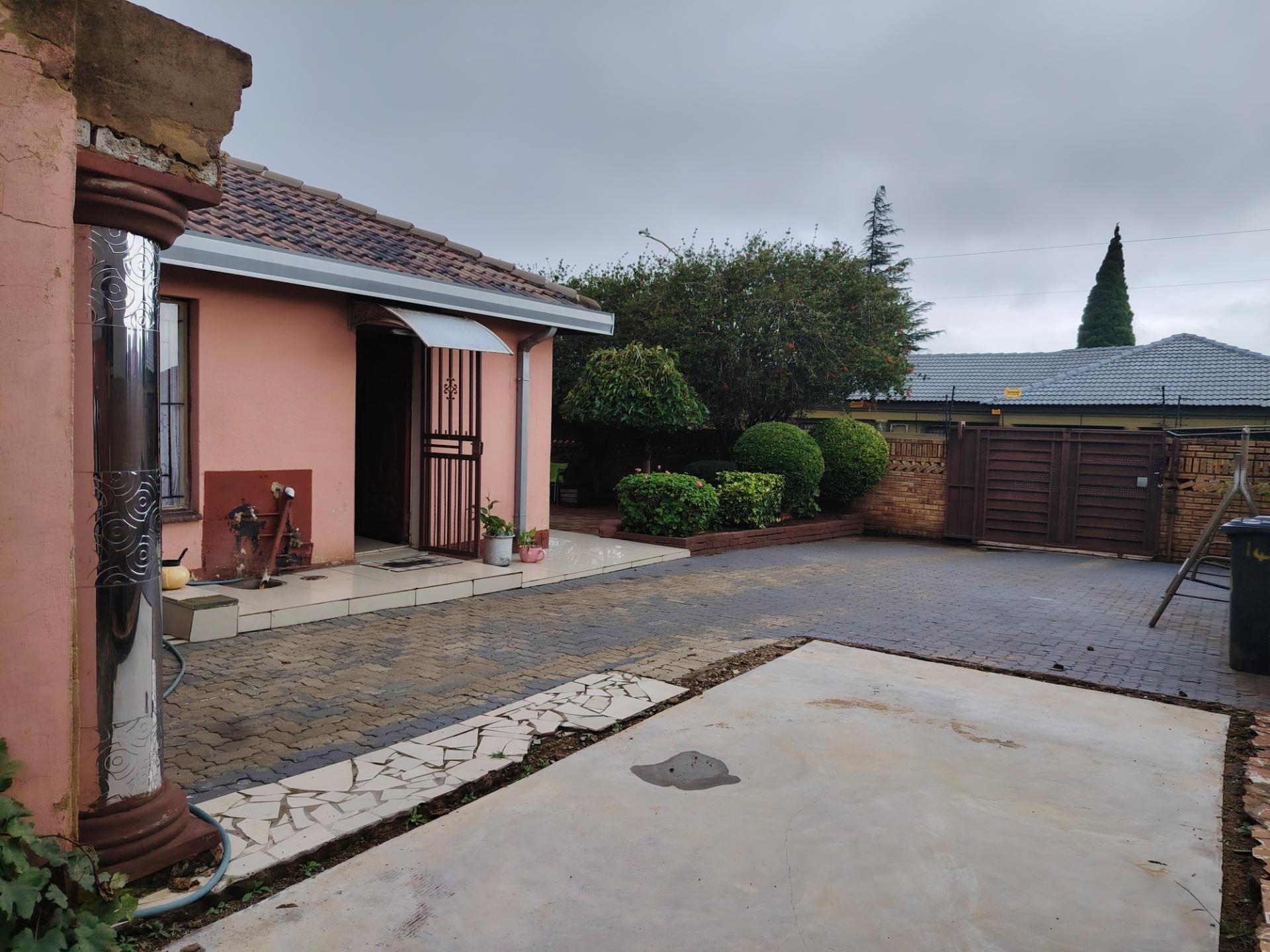 3 Bedroom House To Let in Kagiso, Kagiso — image 3