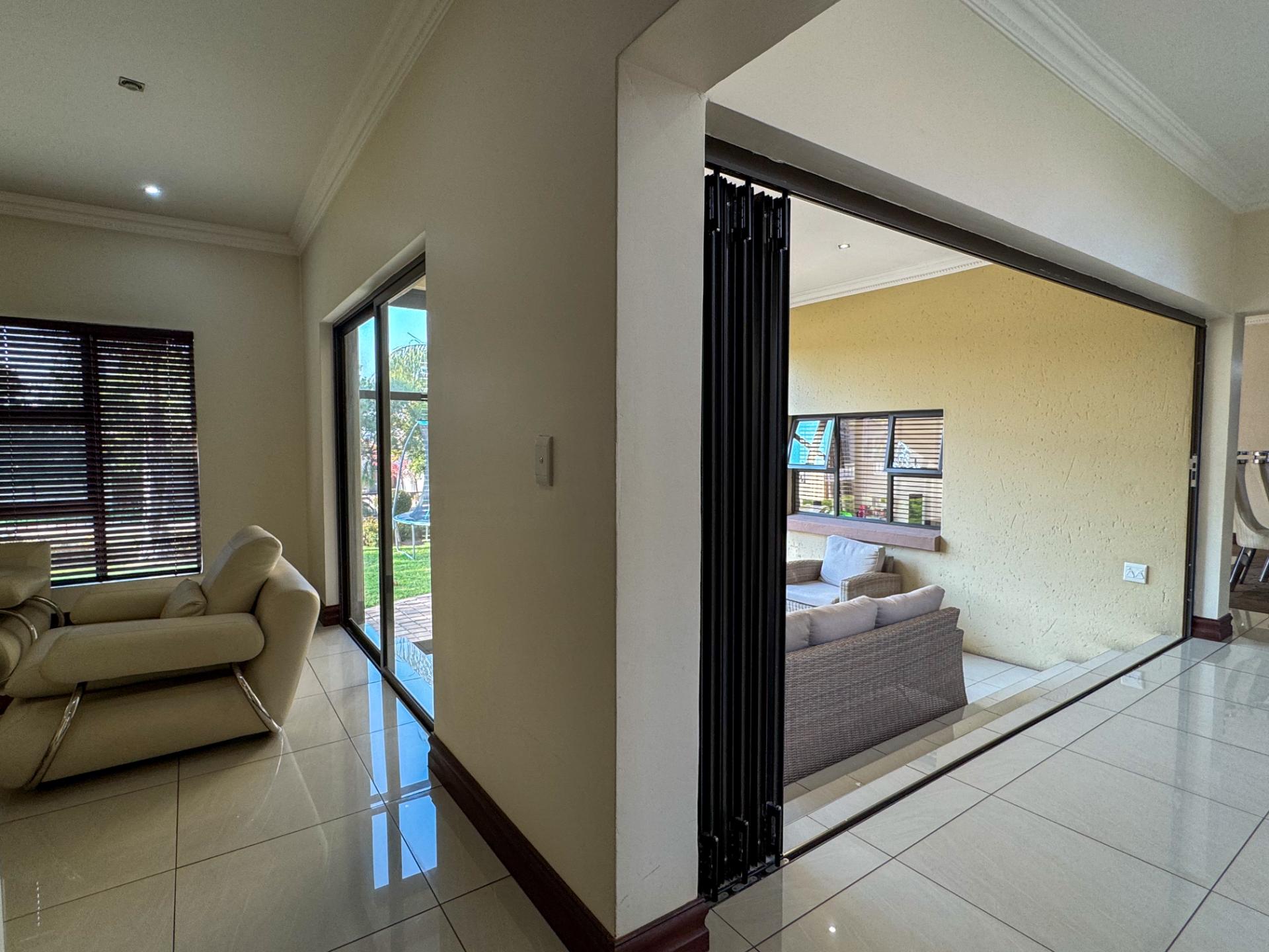 4 Bedroom House For Sale in Blue Valley Golf Estate, Centurion — image 17