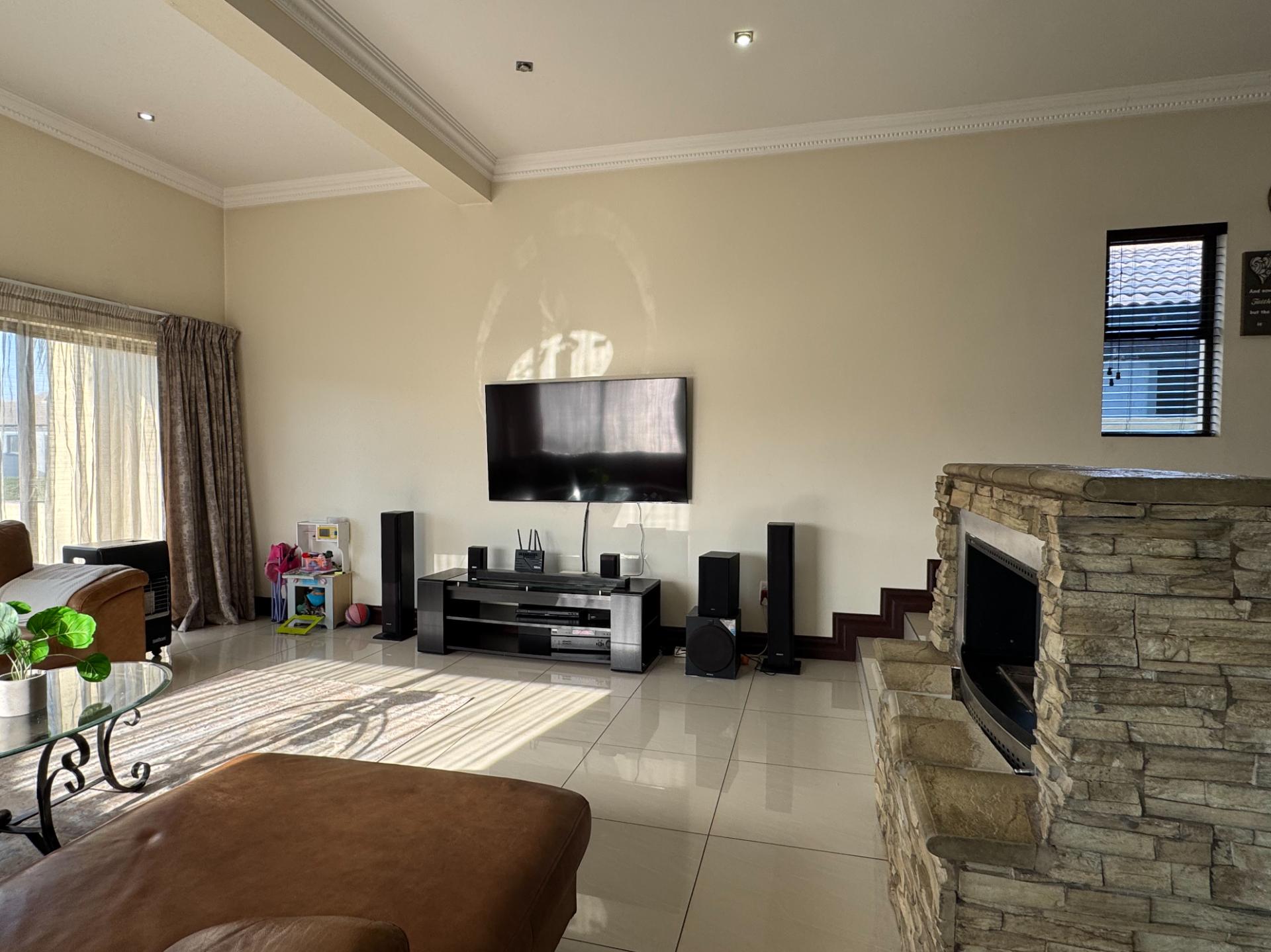 4 Bedroom House For Sale in Blue Valley Golf Estate, Centurion — image 27