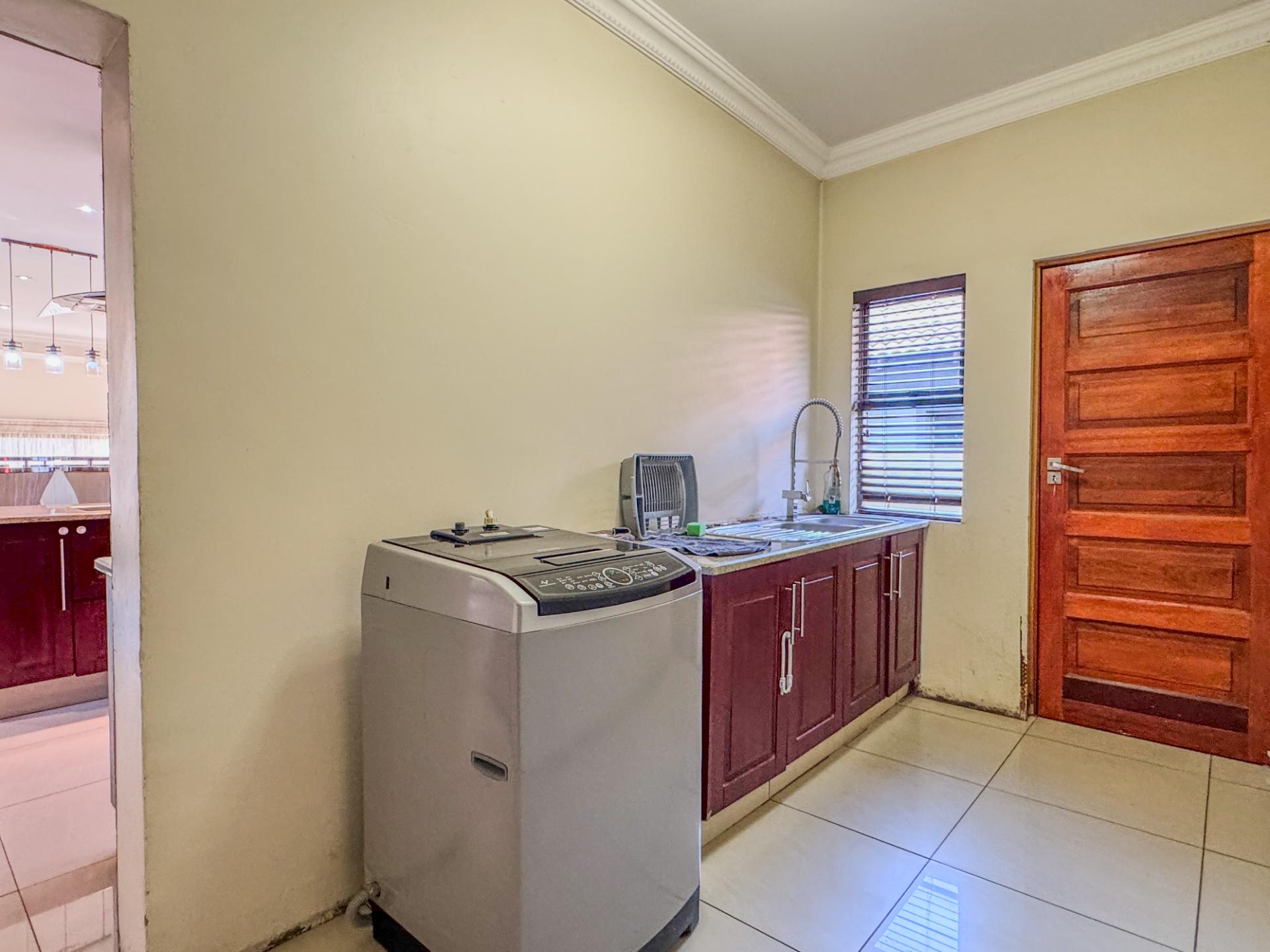 4 Bedroom House For Sale in Blue Valley Golf Estate, Centurion — image 39