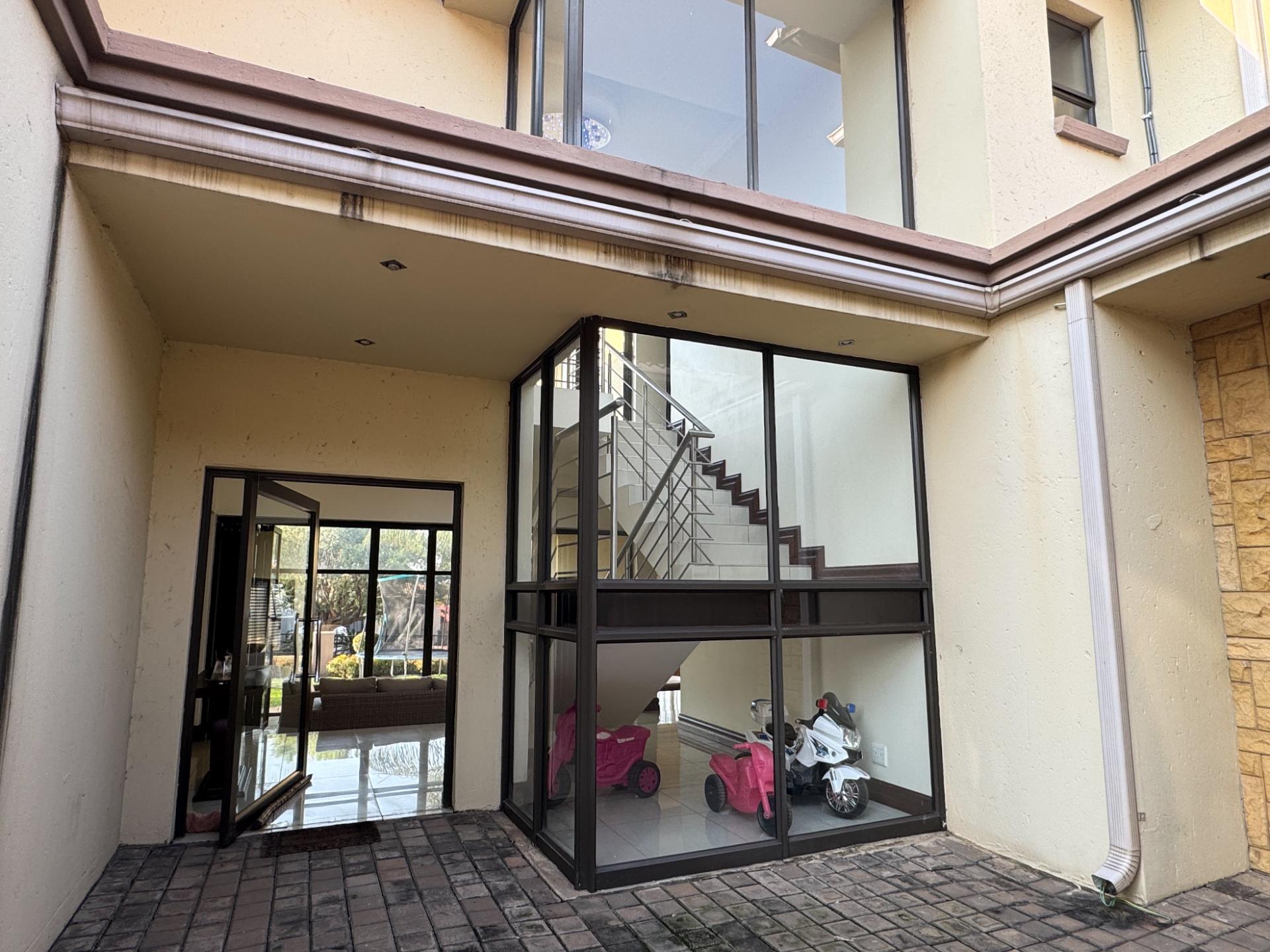 4 Bedroom House For Sale in Blue Valley Golf Estate, Centurion — image 4