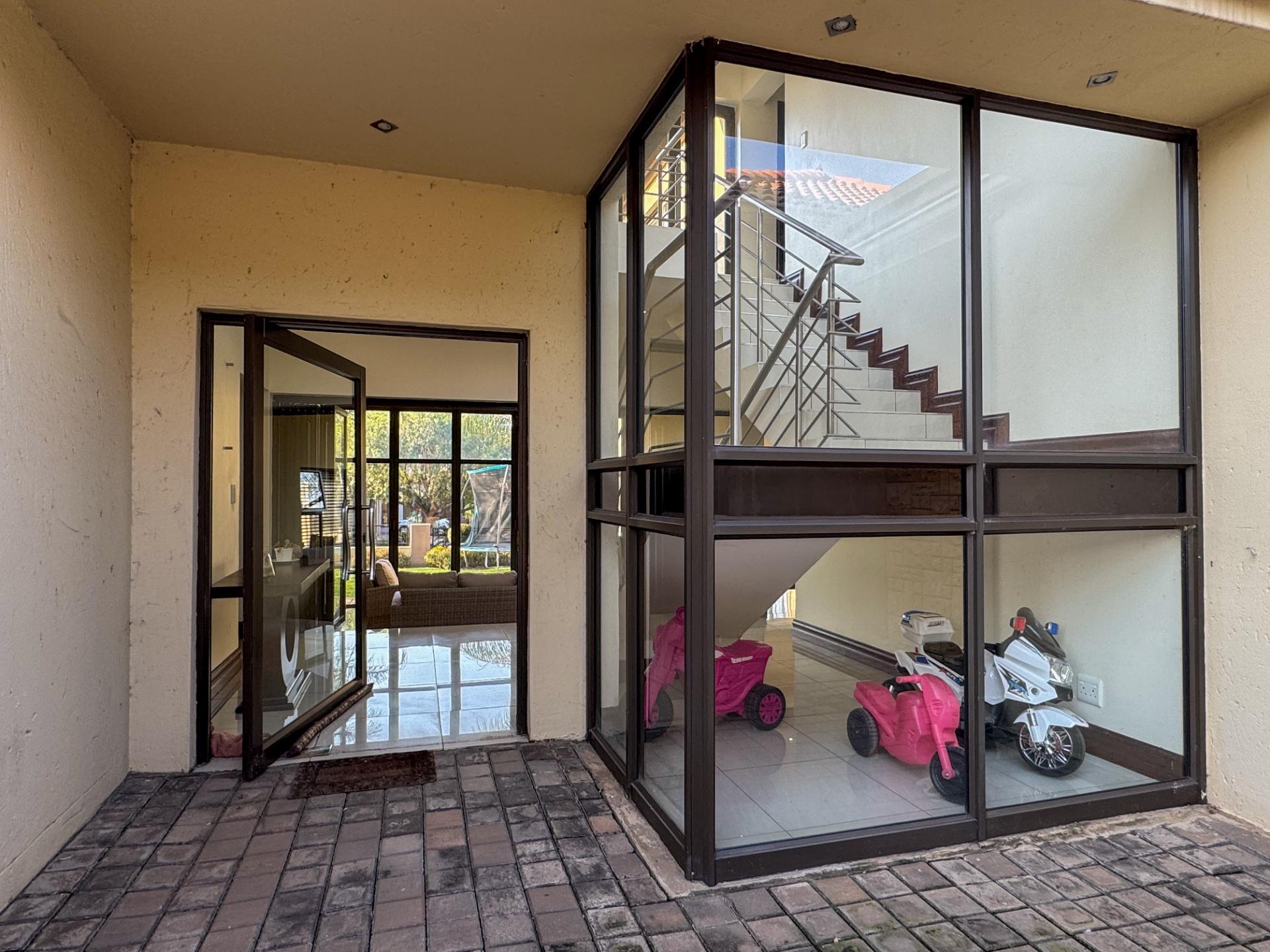 4 Bedroom House For Sale in Blue Valley Golf Estate, Centurion — image 5