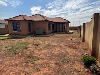  3-Bedroom Family Home with Spacious Yard For Sale in Westonaria — image 26
