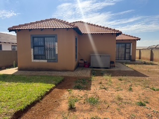  3-Bedroom Family Home with Spacious Yard For Sale in Westonaria — image 2