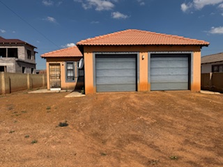  3-Bedroom Family Home with Spacious Yard For Sale in Westonaria — image 3