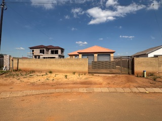  3-Bedroom Family Home with Spacious Yard For Sale in Westonaria — image 5