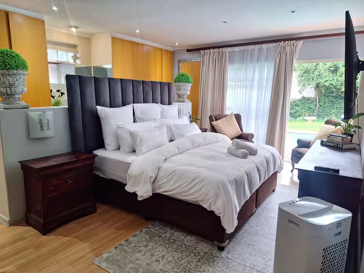 7 Bedroom House For Sale in Gallo Manor, Sandton — image 12