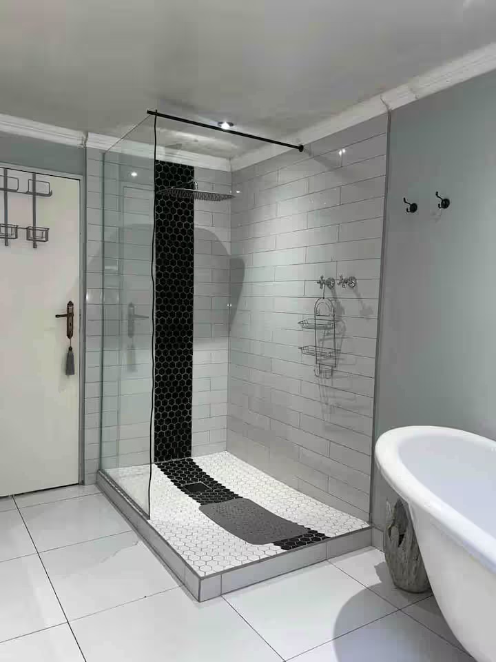 7 Bedroom House For Sale in Gallo Manor, Sandton — image 15
