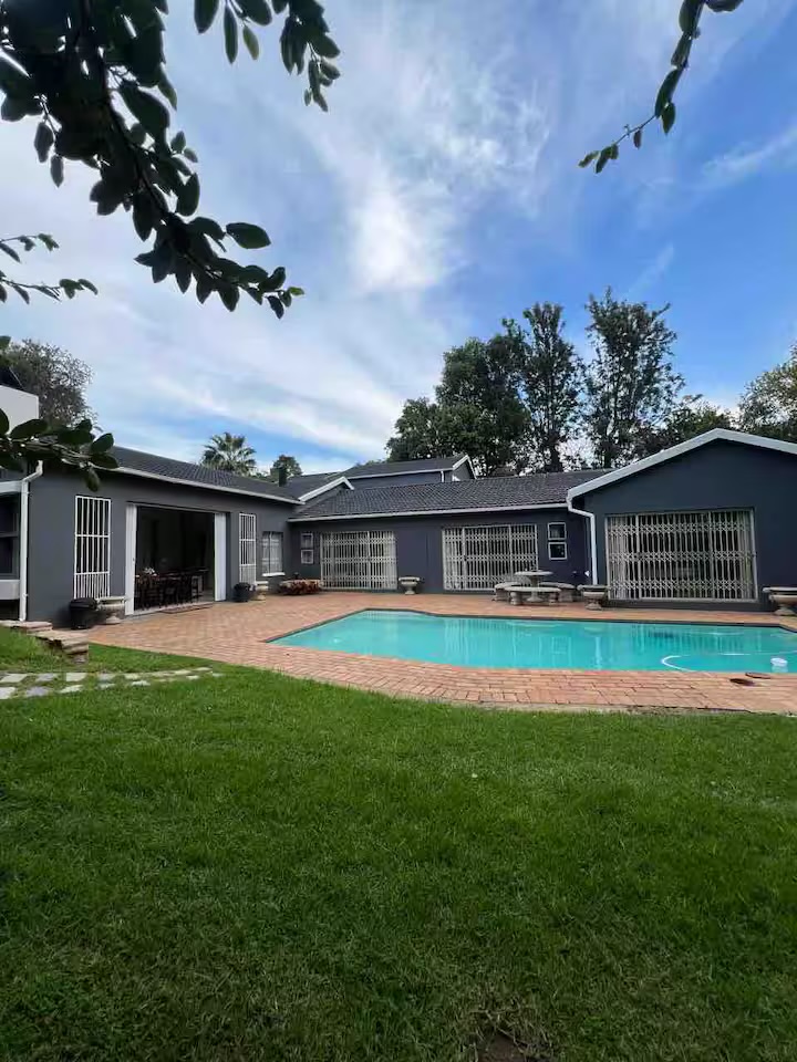 7 Bedroom House For Sale in Gallo Manor, Sandton — image 2