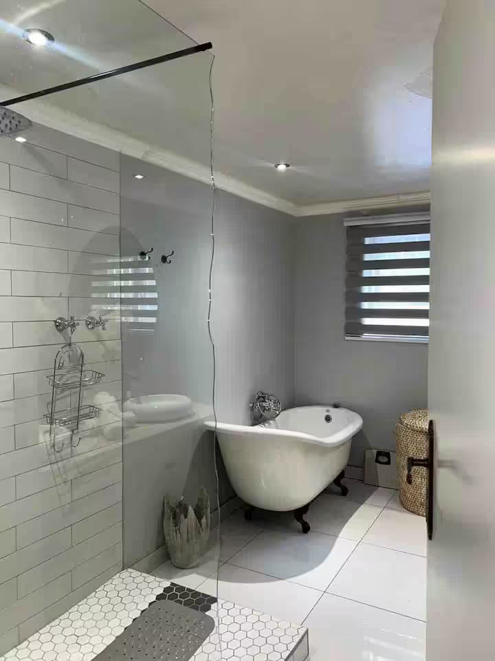 7 Bedroom House For Sale in Gallo Manor, Sandton — image 25