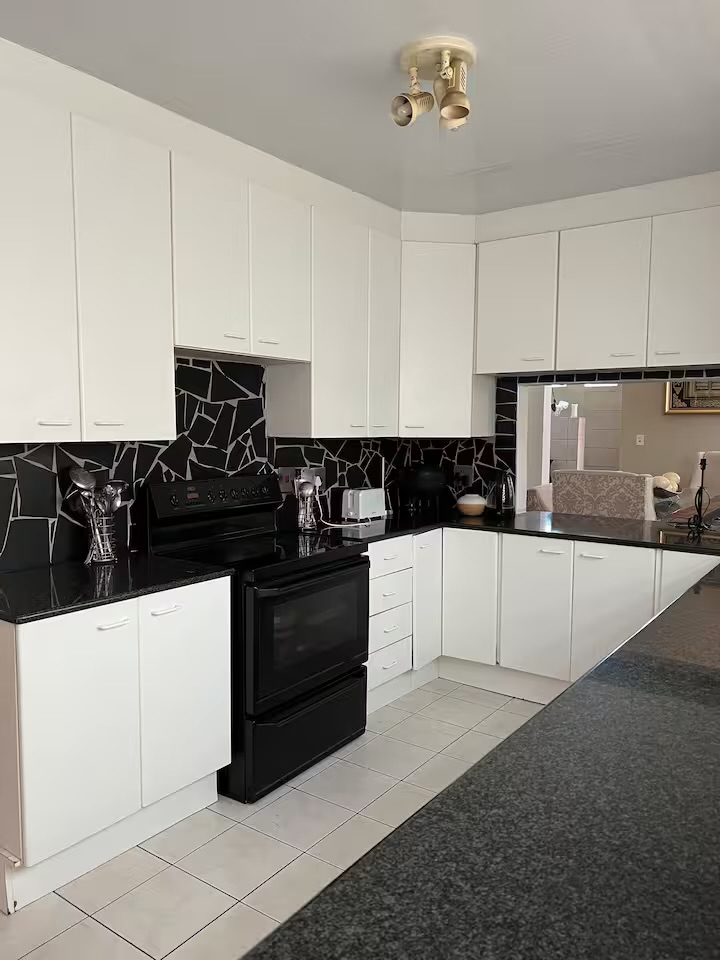 7 Bedroom House For Sale in Gallo Manor, Sandton — image 3