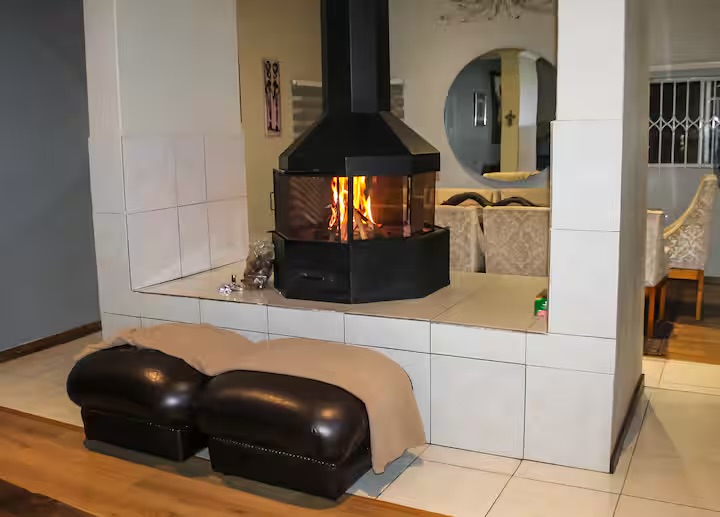 7 Bedroom House For Sale in Gallo Manor, Sandton — image 5
