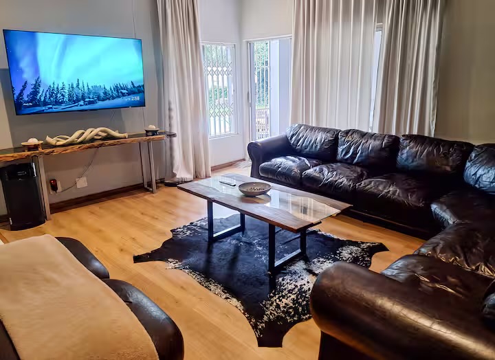 7 Bedroom House For Sale in Gallo Manor, Sandton — image 9