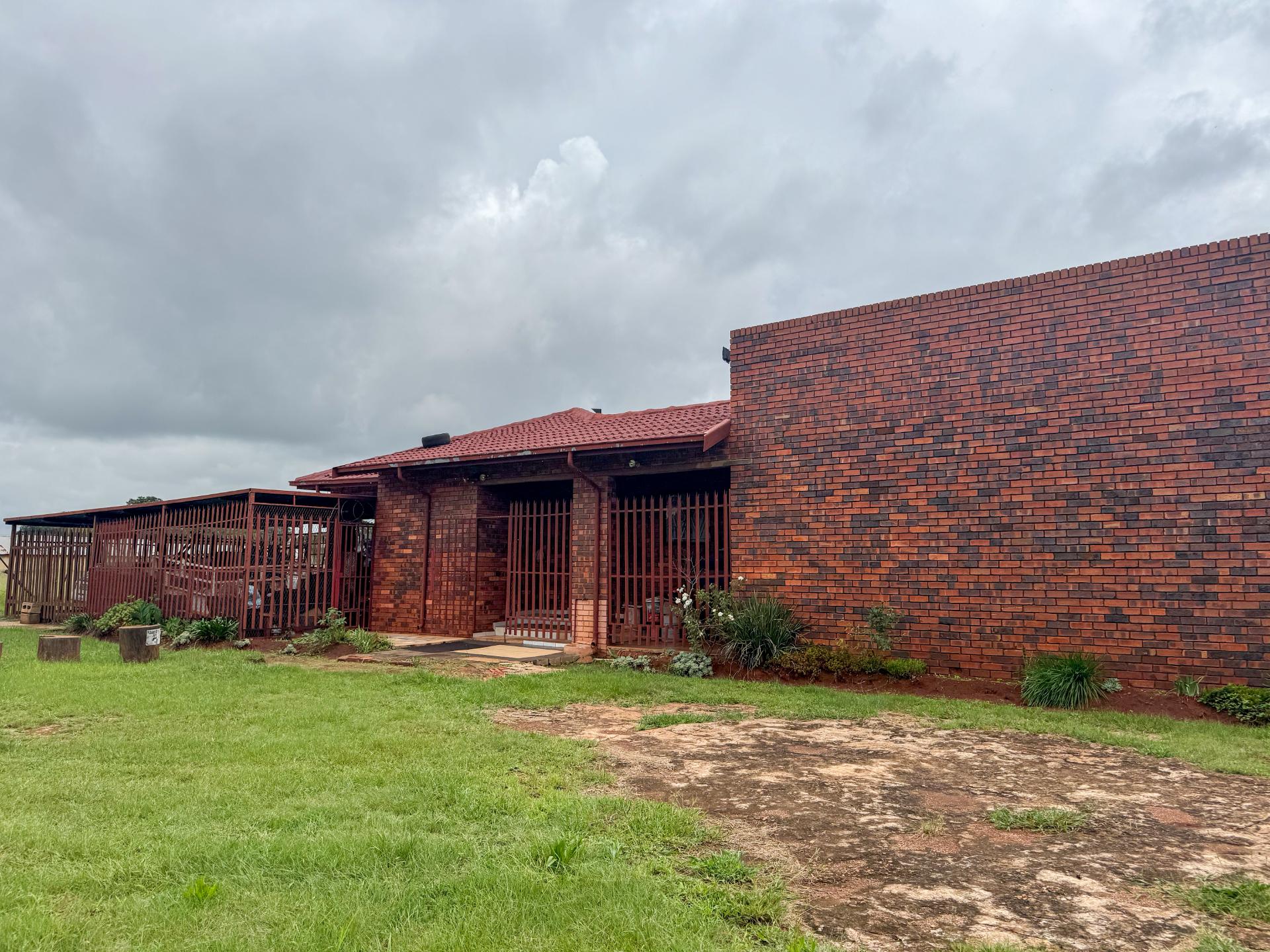 A Small holding Farm with 4 Bedroom Family Home and 5 Chicken Coup For Sale in Zuurbem Westonaria — image 9