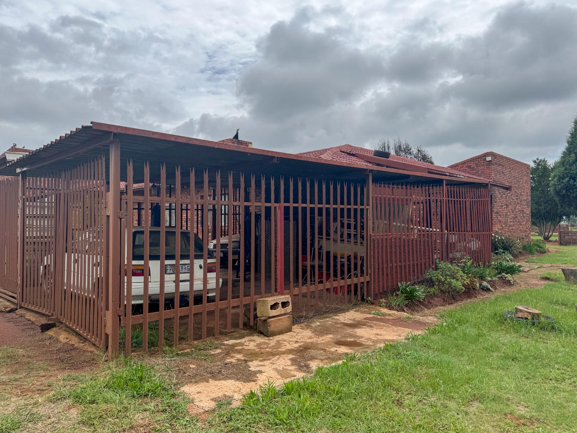 A Small holding Farm with 4 Bedroom Family Home and 5 Chicken Coup For Sale in Zuurbem Westonaria — image 10