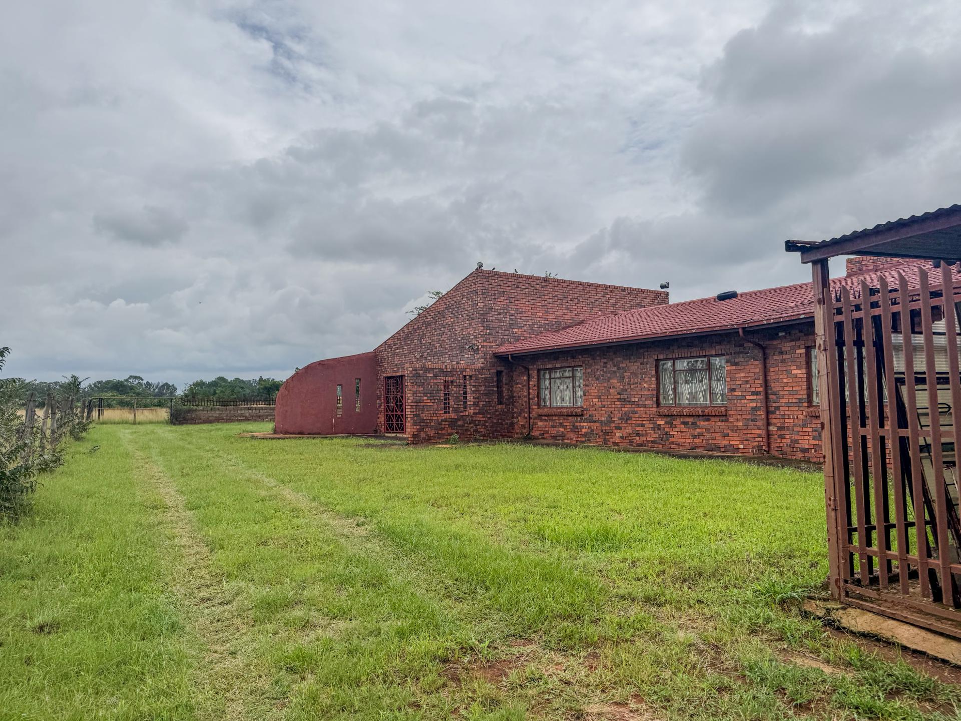 A Small holding Farm with 4 Bedroom Family Home and 5 Chicken Coup For Sale in Zuurbem Westonaria — image 11