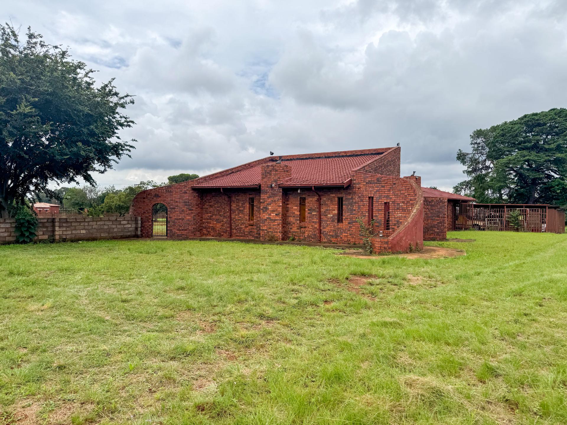A Small holding Farm with 4 Bedroom Family Home and 5 Chicken Coup For Sale in Zuurbem Westonaria — image 12