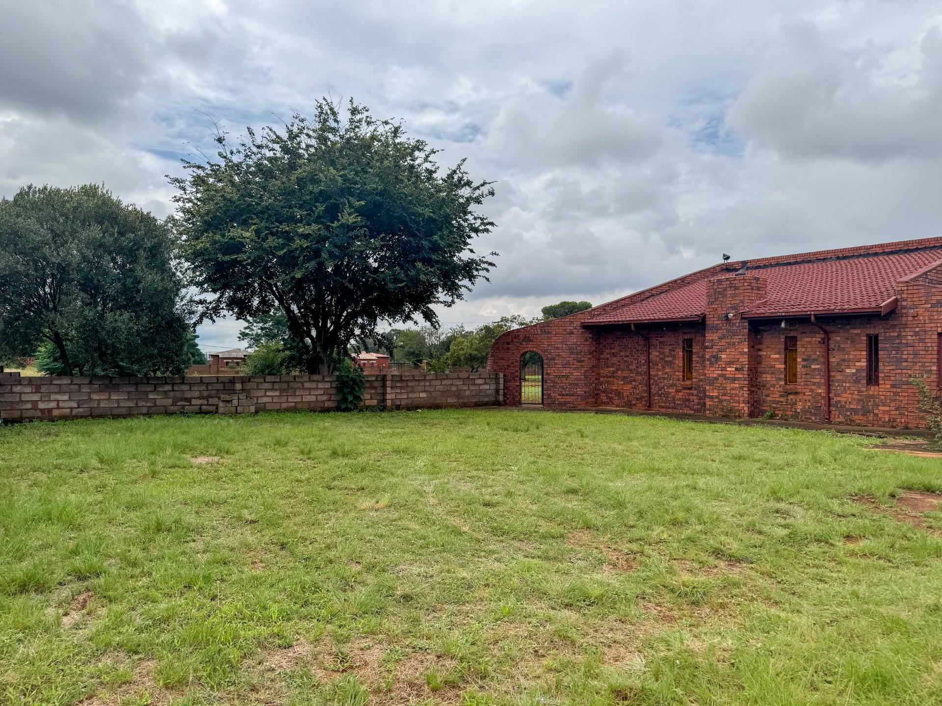 A Small holding Farm with 4 Bedroom Family Home and 5 Chicken Coup For Sale in Zuurbem Westonaria — image 13