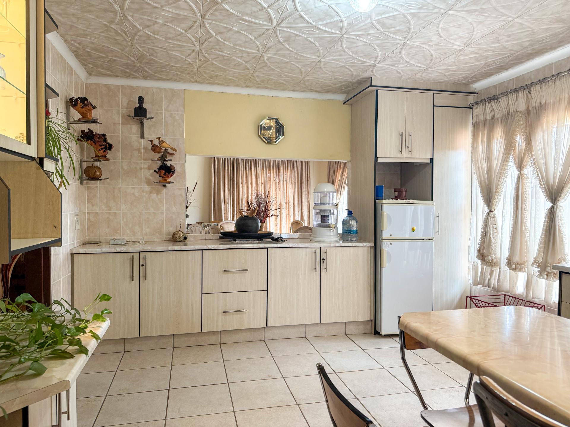 A Small holding Farm with 4 Bedroom Family Home and 5 Chicken Coup For Sale in Zuurbem Westonaria — image 17