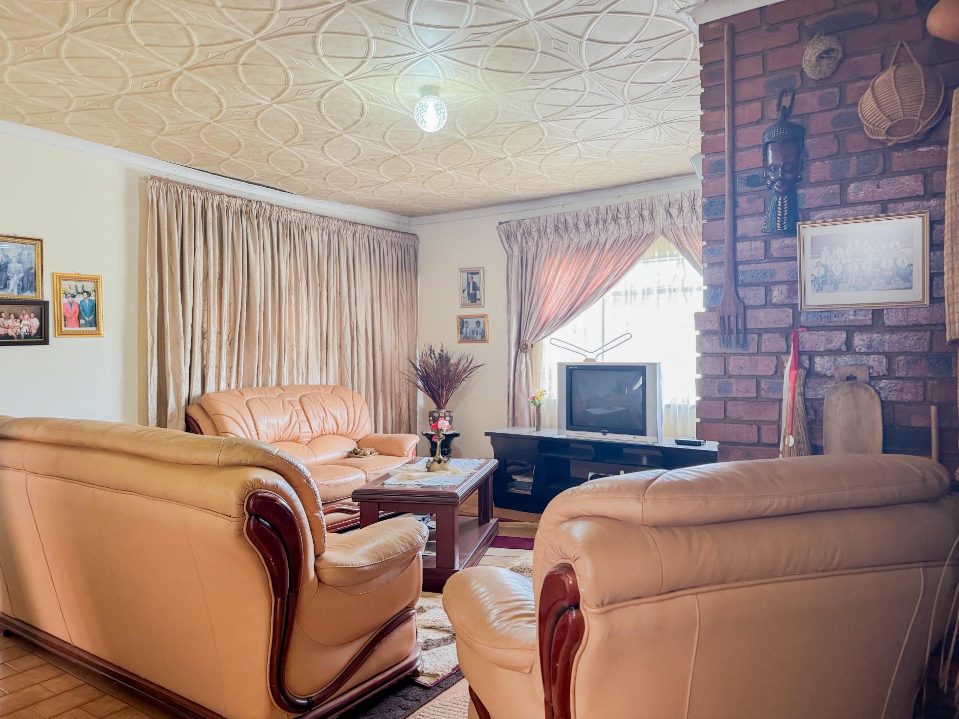 A Small holding Farm with 4 Bedroom Family Home and 5 Chicken Coup For Sale in Zuurbem Westonaria — image 25