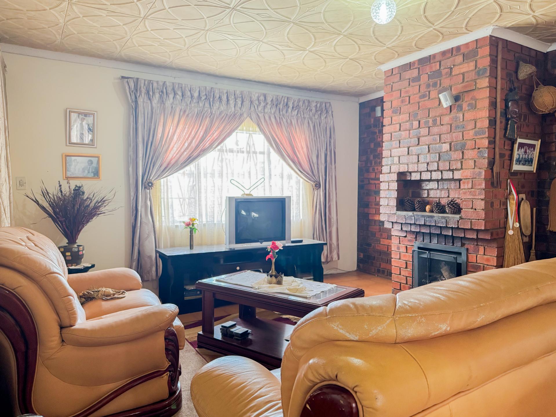 A Small holding Farm with 4 Bedroom Family Home and 5 Chicken Coup For Sale in Zuurbem Westonaria — image 27