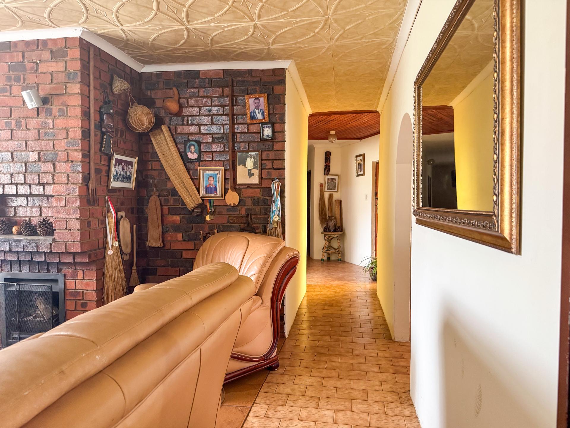 A Small holding Farm with 4 Bedroom Family Home and 5 Chicken Coup For Sale in Zuurbem Westonaria — image 28