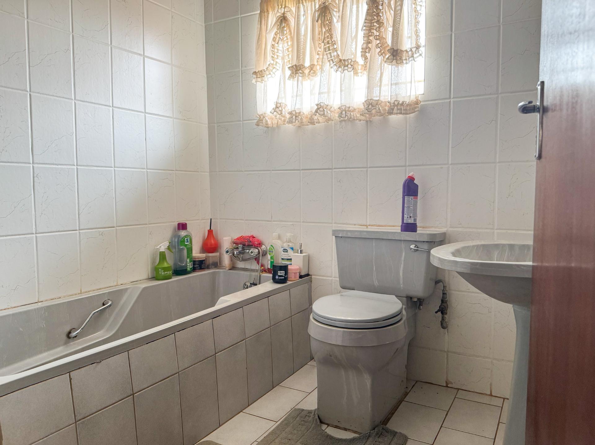 A Small holding Farm with 4 Bedroom Family Home and 5 Chicken Coup For Sale in Zuurbem Westonaria — image 32
