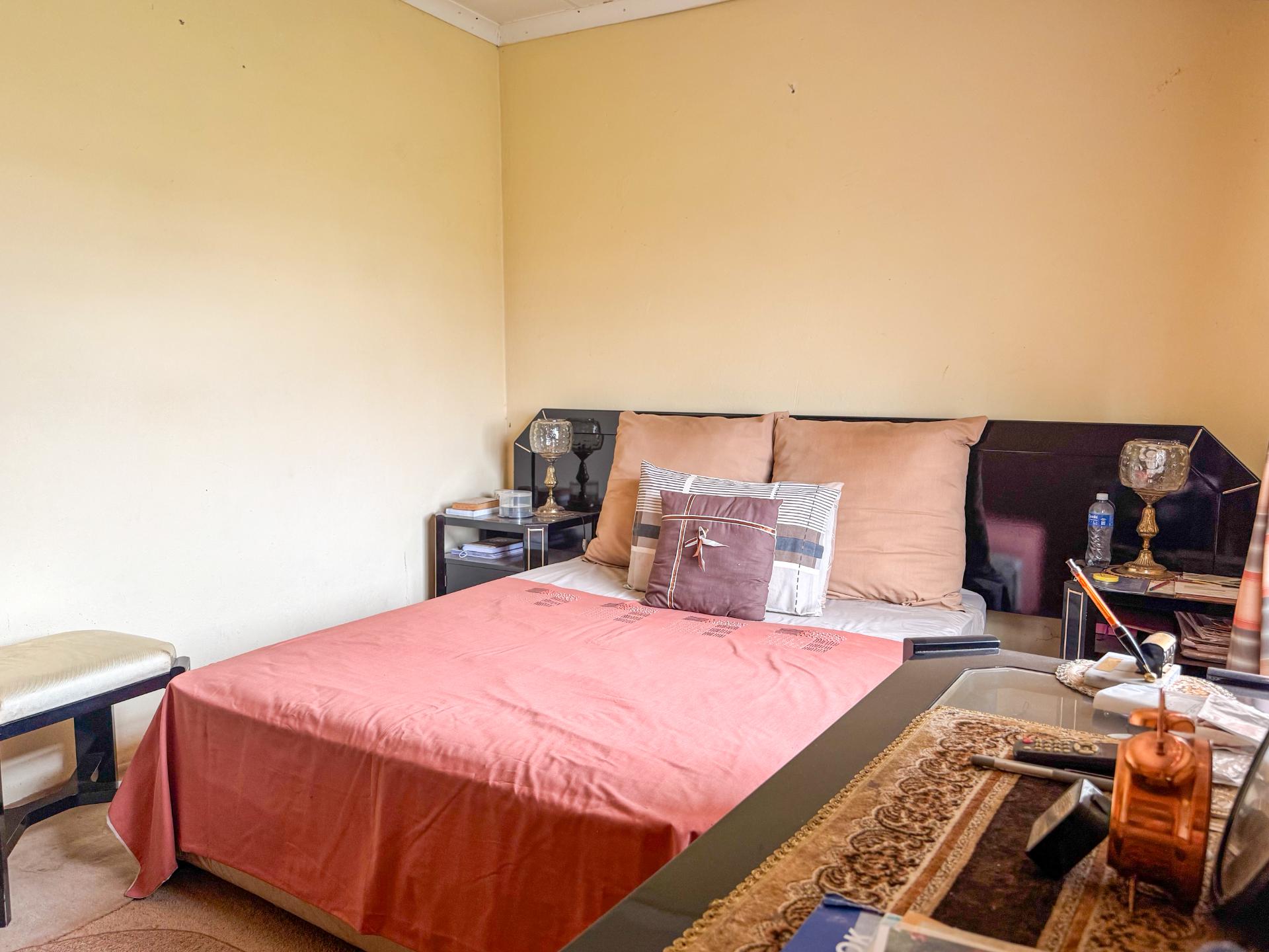 A Small holding Farm with 4 Bedroom Family Home and 5 Chicken Coup For Sale in Zuurbem Westonaria — image 34