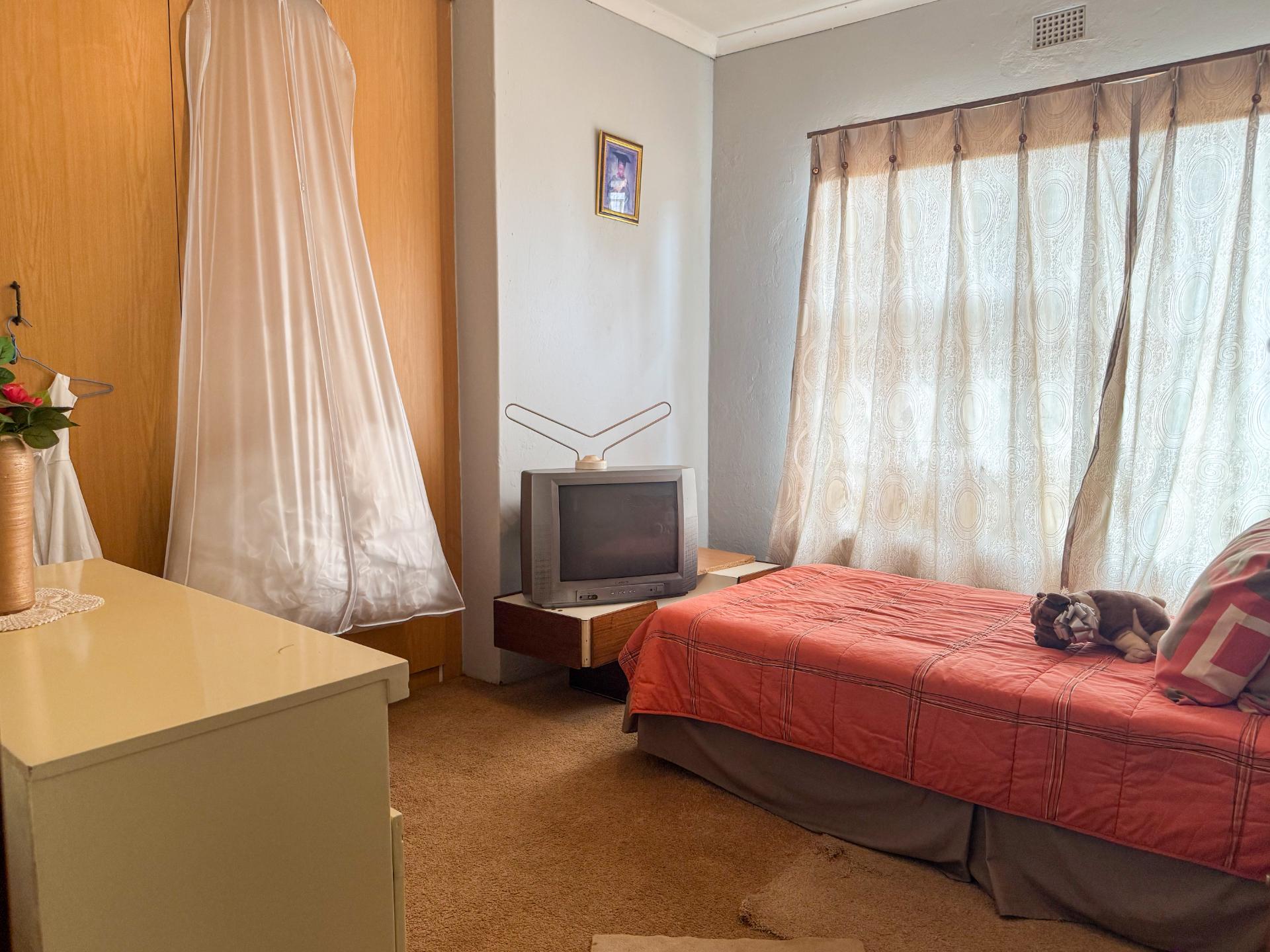 A Small holding Farm with 4 Bedroom Family Home and 5 Chicken Coup For Sale in Zuurbem Westonaria — image 36
