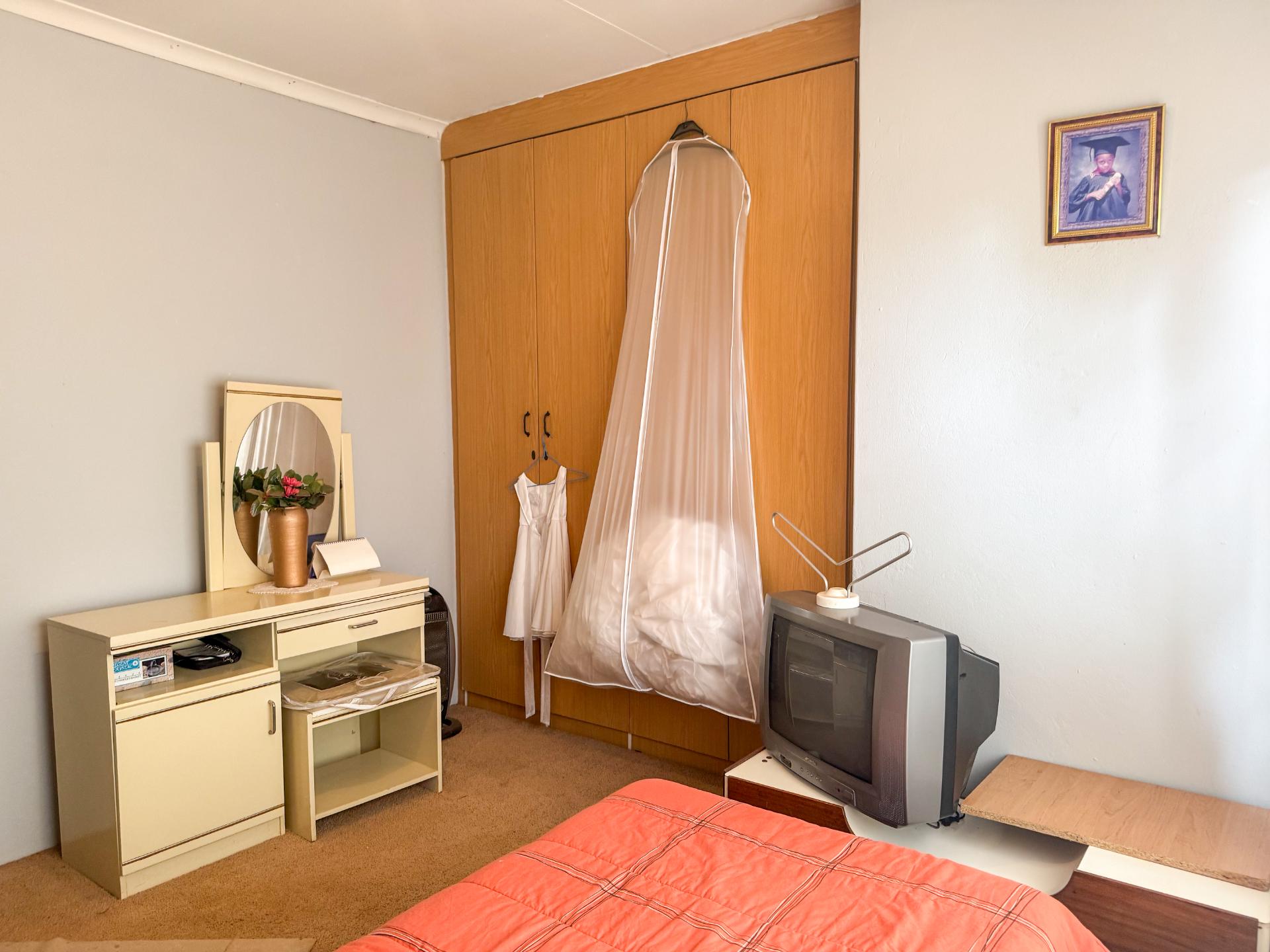 A Small holding Farm with 4 Bedroom Family Home and 5 Chicken Coup For Sale in Zuurbem Westonaria — image 38
