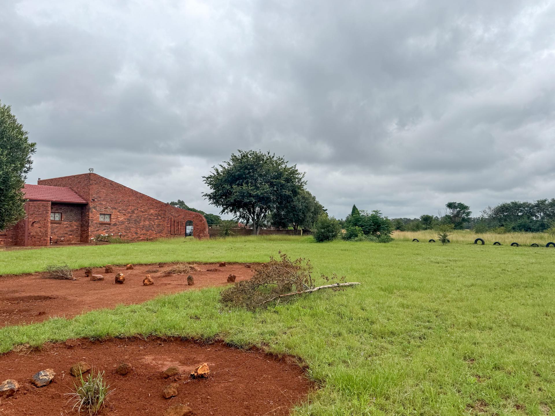 A Small holding Farm with 4 Bedroom Family Home and 5 Chicken Coup For Sale in Zuurbem Westonaria — image 5