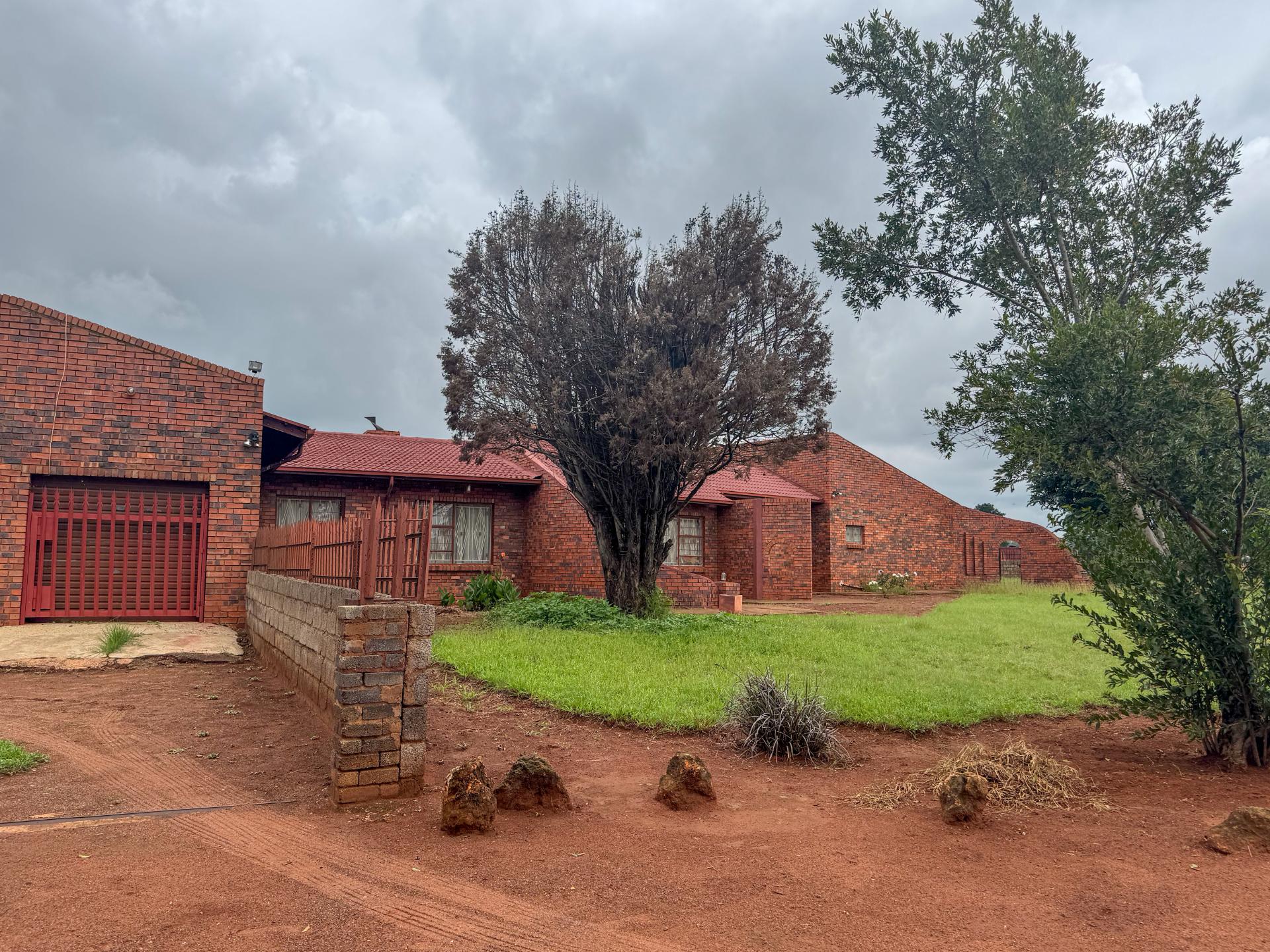 A Small holding Farm with 4 Bedroom Family Home and 5 Chicken Coup For Sale in Zuurbem Westonaria — image 8