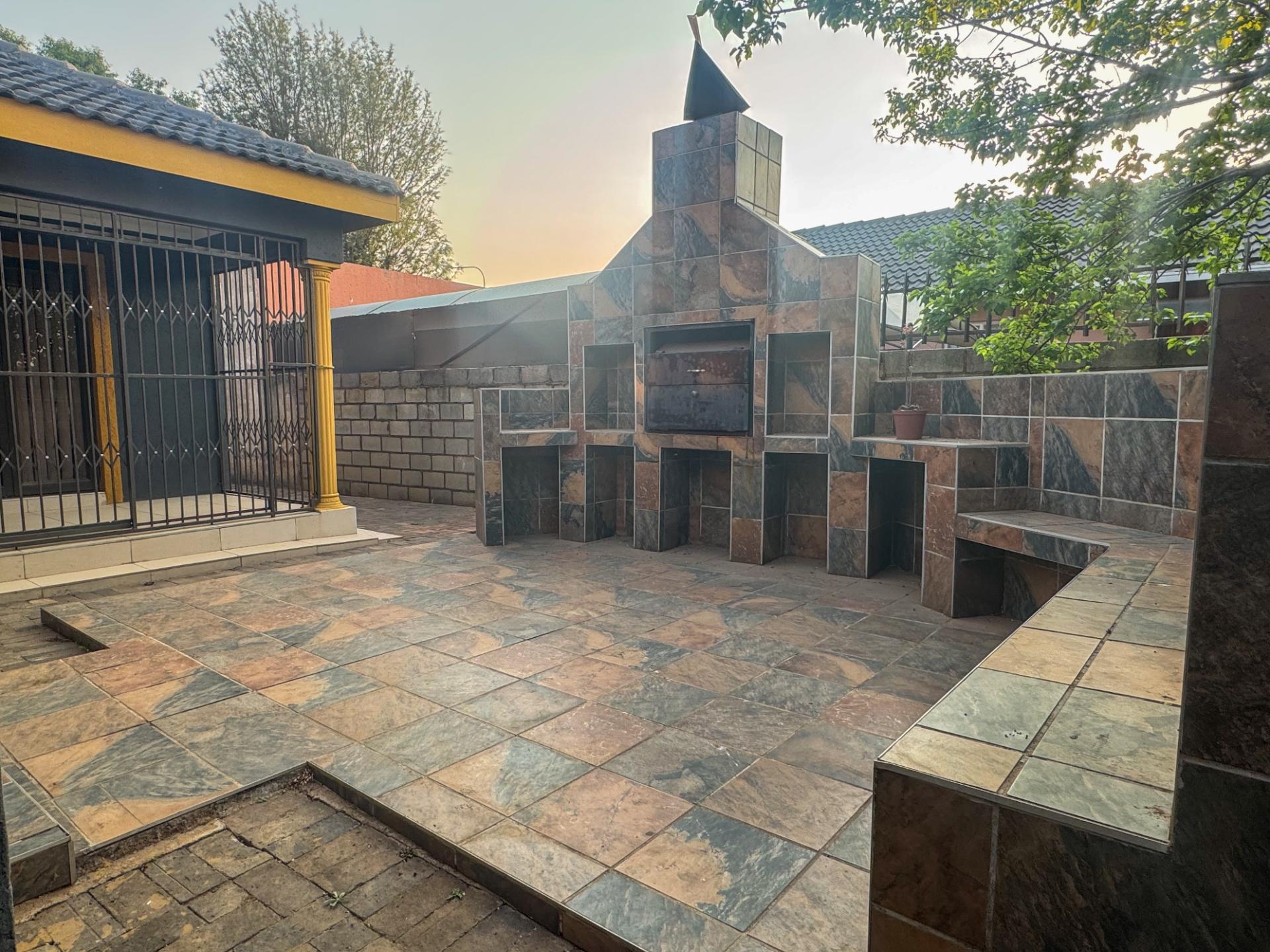 4 Bedroom Family Home with Double Garage and Outside Room For Sale in Hospital View, Kagiso — image 23