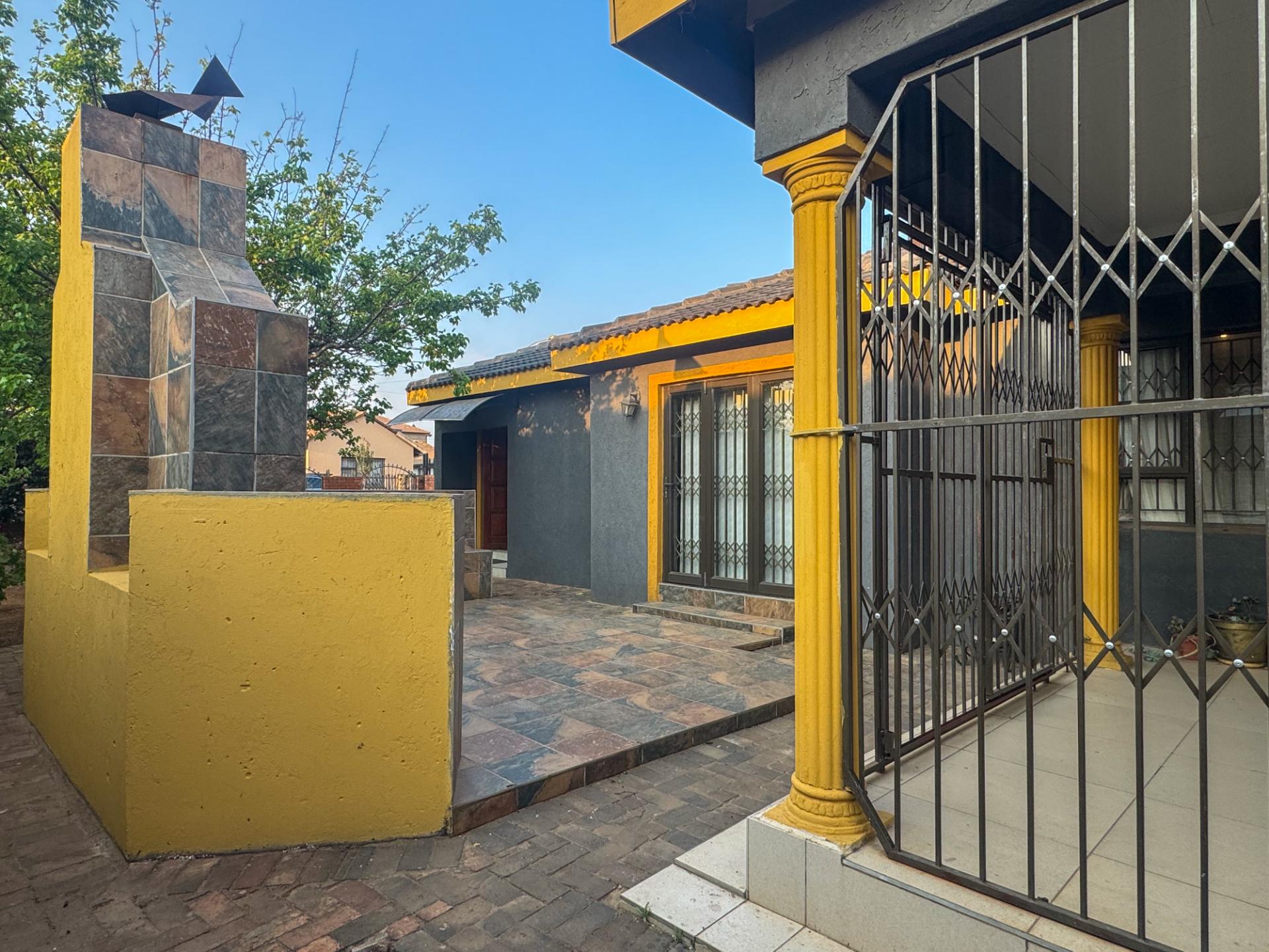4 Bedroom Family Home with Double Garage and Outside Room For Sale in Hospital View, Kagiso — image 24
