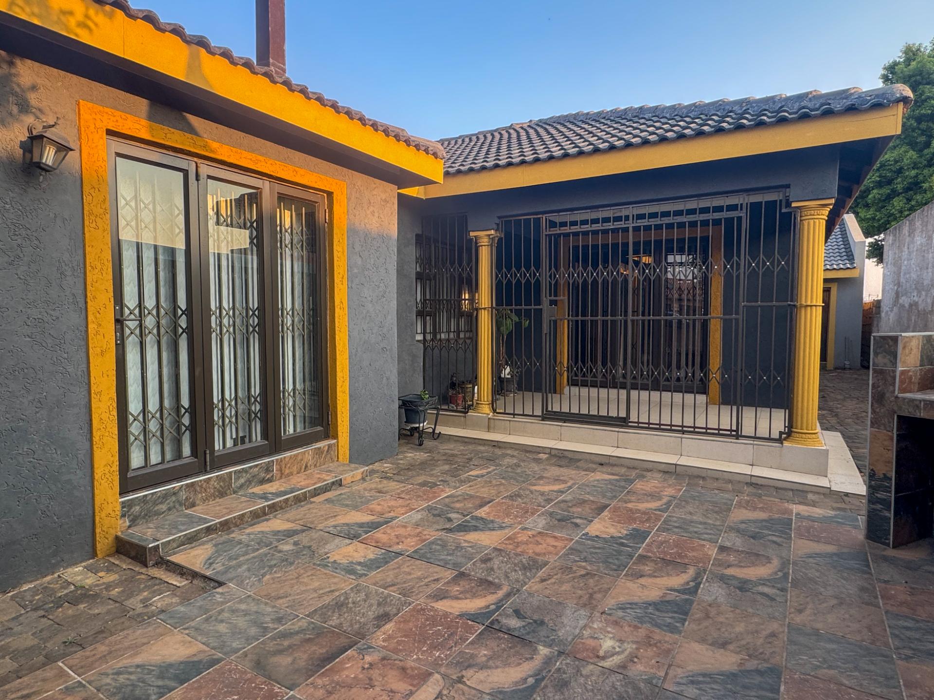 4 Bedroom Family Home with Double Garage and Outside Room For Sale in Hospital View, Kagiso — image 2