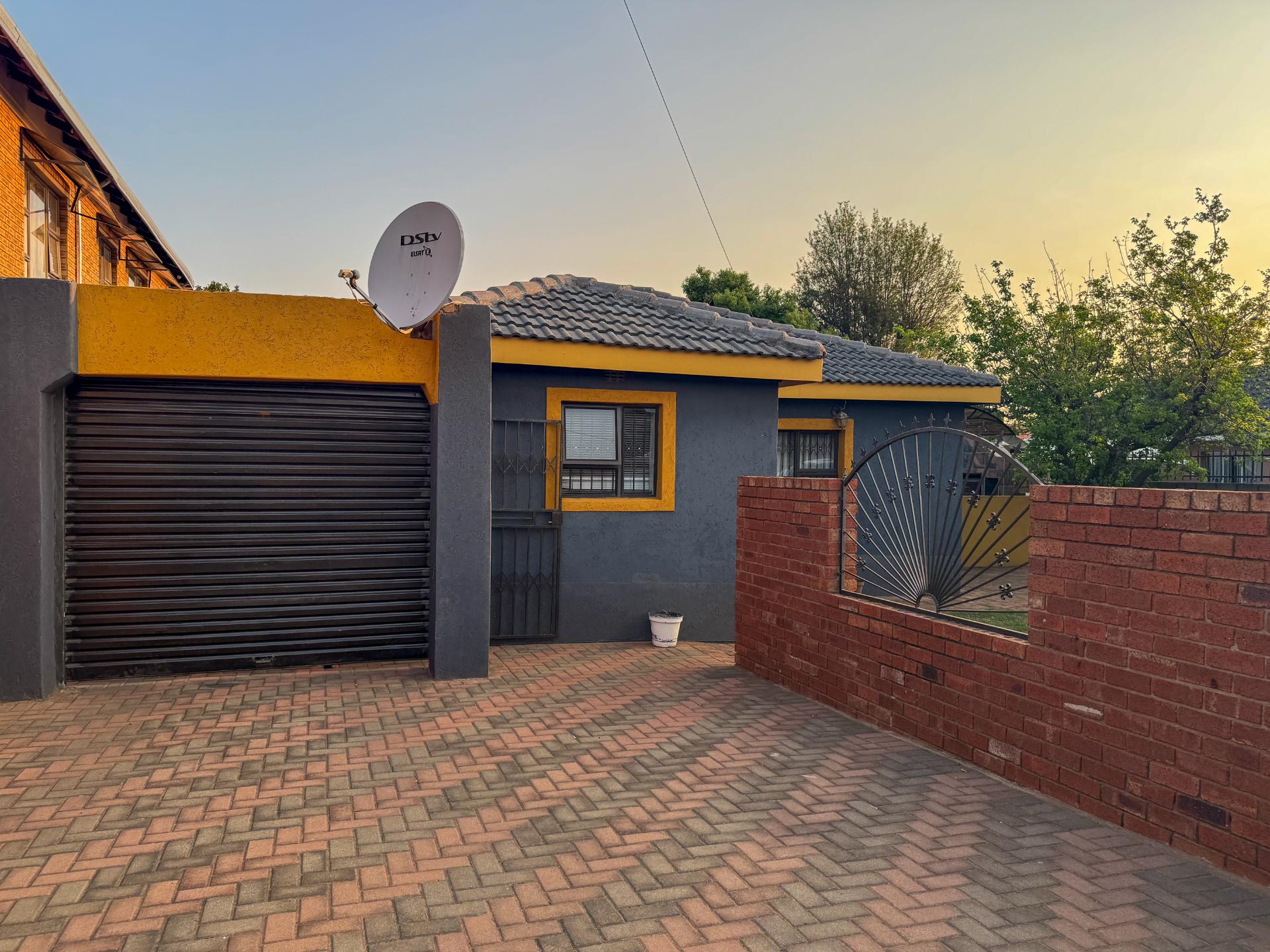 4 Bedroom Family Home with Double Garage and Outside Room For Sale in Hospital View, Kagiso — image 3