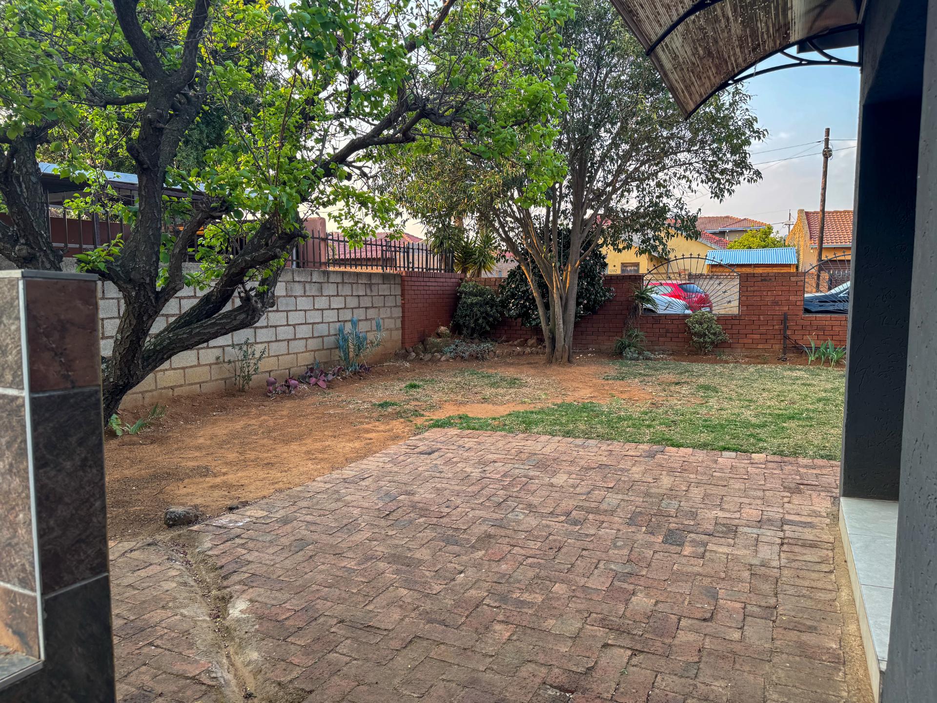 4 Bedroom Family Home with Double Garage and Outside Room For Sale in Hospital View, Kagiso — image 4