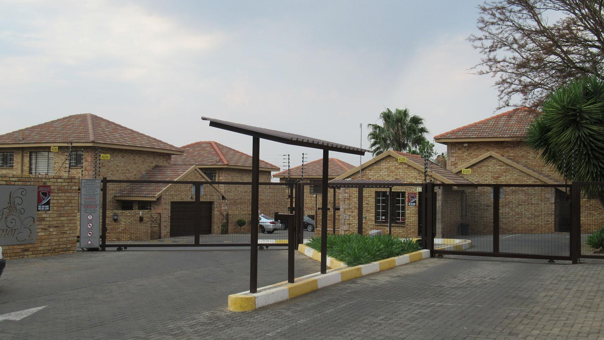 3 Bedroom Townhouse For Sale in Willowbrook, Roodepoort