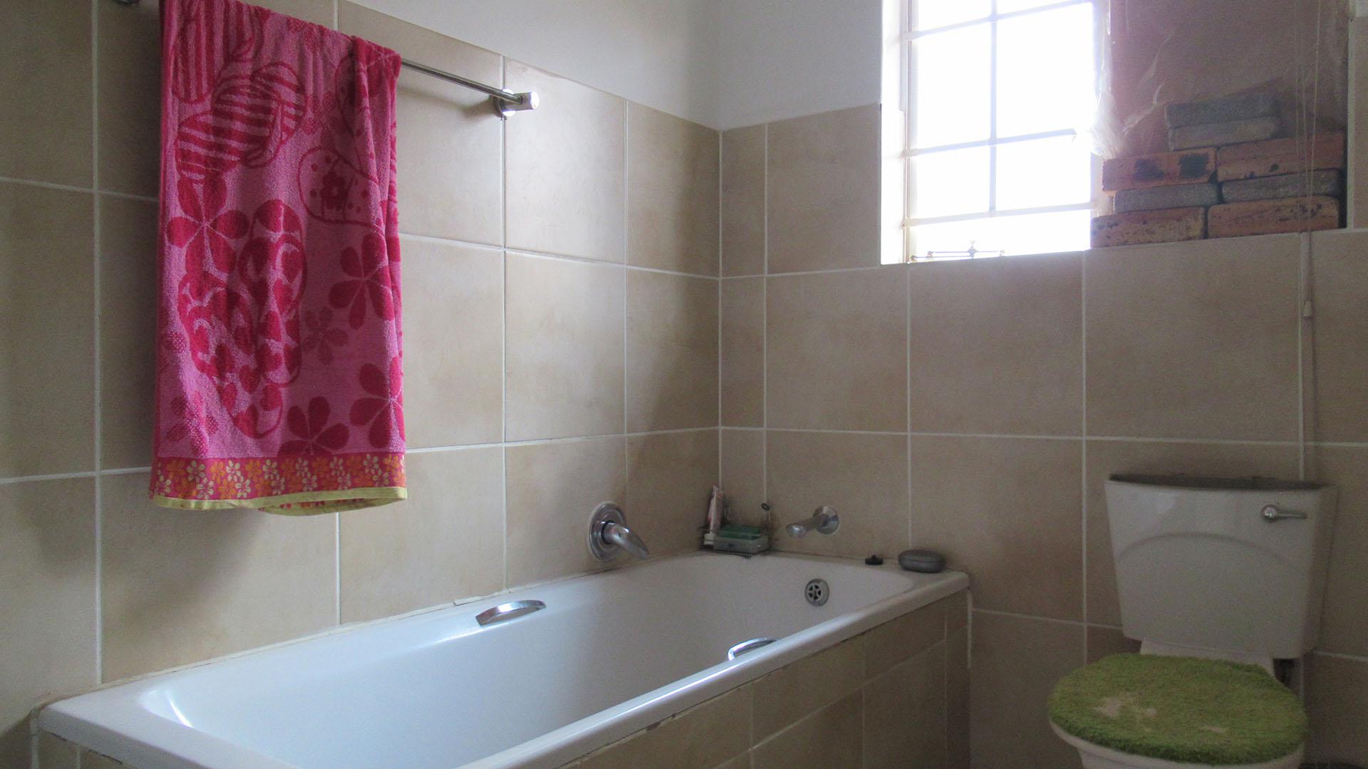 3 Bedroom Townhouse For Sale in Willowbrook, Roodepoort — image 17